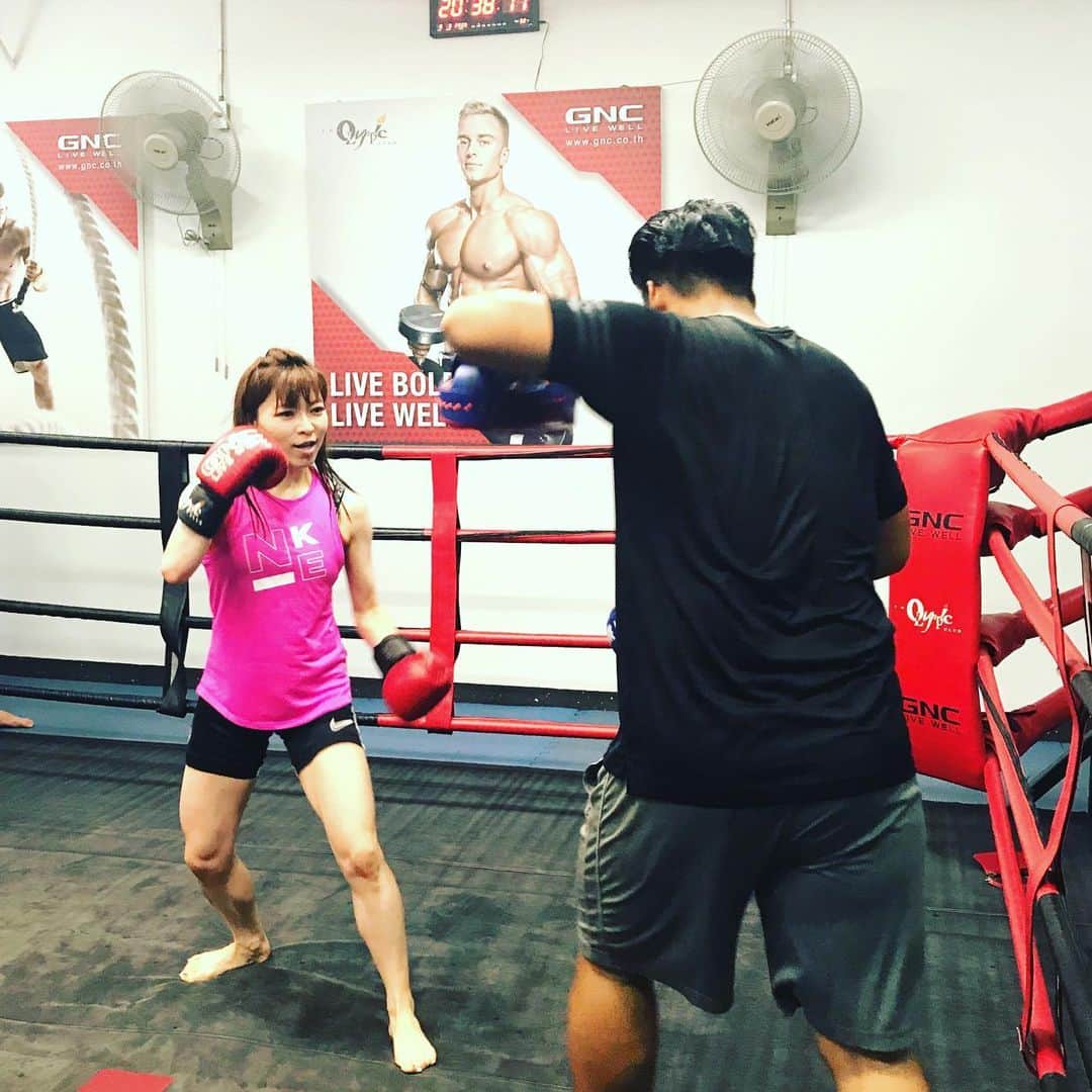 DJ MIYAさんのインスタグラム写真 - (DJ MIYAInstagram)「きゃっほぉー❤️今月のMIYA Bangkok  trip MAR.2020の旅写真の続きだよぉ❤️ Muaythaiのclassで、sparringもしましたー！⭐︎⭐️⭐︎ 週に20km runningしていて、体力はかなりあるつもりなのにto Spar in Muaythaiのhigh&middle&low kick などで、体力消耗が凄くて楽しすぎました。 先生ありがとうございますー！！(^ ^) .  バンコク大好き😘💕😘写真は、2020年3月11日に帰国したBangkokのものです。 .  ZUMBAの先生でもあるのですが、運動神経が並大抵ではなくて天性のものをお持ちのお方。 . . .  今回のバンコク旅の後半は、ここへ移動してきましたー💗 .  パトゥムワン プリンセス」（５star💫Pathumwan Princess Hotel)ホテルへ滞在しました❤️💗 @pprincesshotel  サイアムエリアの中心に位置するこのホテル。最高の立地です。💗 巨大なMBKショッピングセンター（マーブンクロンショッピングセンター）に直結していて食事や、買い物してすぐに部屋戻れるのも嬉しい♪💗❤️ Pathumwan Princess Hotel, Bangkok . .  444 MBK Center, 9th Floor, Phayathai Road, Wangmai, Pathumwan, Bangkok 10330 THAILAND . . . .  #ムエタイ #スパーリング #キックボクシング女子  #PathumwanPrincessHotel #バンコク　#バンコクホテル　#タイ旅行 #バンコク旅行　#タビジョ　#旅好き女子　#バンコク女子旅　#バンコクホテル #MBKCenter　#ラグジュアリーホテル　#観光PR #旅インスタグラマー　#東南アジア #海外旅行　#トラベラー　#旅好き　#サイアム　#サイアムパラゴン　#女子旅 #南国リゾート　#今日のコーデ　#インスタグラマー　#インフルエンサー #格闘技女子 #martialarts #マイトリップMIYA #マーシャル」3月28日 17時51分 - dj_miya