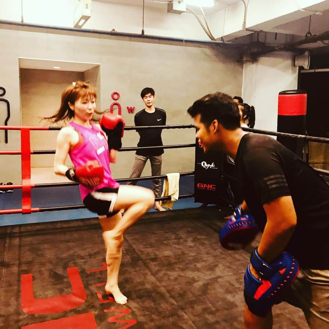 DJ MIYAさんのインスタグラム写真 - (DJ MIYAInstagram)「きゃっほぉー❤️今月のMIYA Bangkok  trip MAR.2020の旅写真の続きだよぉ❤️ Muaythaiのclassで、sparringもしましたー！⭐︎⭐️⭐︎ 週に20km runningしていて、体力はかなりあるつもりなのにto Spar in Muaythaiのhigh&middle&low kick などで、体力消耗が凄くて楽しすぎました。 先生ありがとうございますー！！(^ ^) .  バンコク大好き😘💕😘写真は、2020年3月11日に帰国したBangkokのものです。 .  ZUMBAの先生でもあるのですが、運動神経が並大抵ではなくて天性のものをお持ちのお方。 . . .  今回のバンコク旅の後半は、ここへ移動してきましたー💗 .  パトゥムワン プリンセス」（５star💫Pathumwan Princess Hotel)ホテルへ滞在しました❤️💗 @pprincesshotel  サイアムエリアの中心に位置するこのホテル。最高の立地です。💗 巨大なMBKショッピングセンター（マーブンクロンショッピングセンター）に直結していて食事や、買い物してすぐに部屋戻れるのも嬉しい♪💗❤️ Pathumwan Princess Hotel, Bangkok . .  444 MBK Center, 9th Floor, Phayathai Road, Wangmai, Pathumwan, Bangkok 10330 THAILAND . . . .  #ムエタイ #スパーリング #キックボクシング女子  #PathumwanPrincessHotel #バンコク　#バンコクホテル　#タイ旅行 #バンコク旅行　#タビジョ　#旅好き女子　#バンコク女子旅　#バンコクホテル #MBKCenter　#ラグジュアリーホテル　#観光PR #旅インスタグラマー　#東南アジア #海外旅行　#トラベラー　#旅好き　#サイアム　#サイアムパラゴン　#女子旅 #南国リゾート　#今日のコーデ　#インスタグラマー　#インフルエンサー #格闘技女子 #martialarts #マイトリップMIYA #マーシャル」3月28日 17時51分 - dj_miya