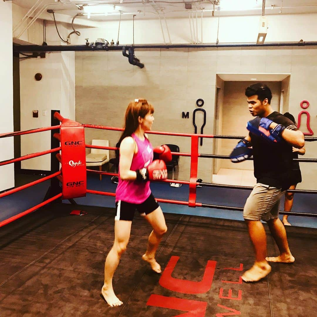 DJ MIYAさんのインスタグラム写真 - (DJ MIYAInstagram)「きゃっほぉー❤️今月のMIYA Bangkok  trip MAR.2020の旅写真の続きだよぉ❤️ Muaythaiのclassで、sparringもしましたー！⭐︎⭐️⭐︎ 週に20km runningしていて、体力はかなりあるつもりなのにto Spar in Muaythaiのhigh&middle&low kick などで、体力消耗が凄くて楽しすぎました。 先生ありがとうございますー！！(^ ^) .  バンコク大好き😘💕😘写真は、2020年3月11日に帰国したBangkokのものです。 .  ZUMBAの先生でもあるのですが、運動神経が並大抵ではなくて天性のものをお持ちのお方。 . . .  今回のバンコク旅の後半は、ここへ移動してきましたー💗 .  パトゥムワン プリンセス」（５star💫Pathumwan Princess Hotel)ホテルへ滞在しました❤️💗 @pprincesshotel  サイアムエリアの中心に位置するこのホテル。最高の立地です。💗 巨大なMBKショッピングセンター（マーブンクロンショッピングセンター）に直結していて食事や、買い物してすぐに部屋戻れるのも嬉しい♪💗❤️ Pathumwan Princess Hotel, Bangkok . .  444 MBK Center, 9th Floor, Phayathai Road, Wangmai, Pathumwan, Bangkok 10330 THAILAND . . . .  #ムエタイ #スパーリング #キックボクシング女子  #PathumwanPrincessHotel #バンコク　#バンコクホテル　#タイ旅行 #バンコク旅行　#タビジョ　#旅好き女子　#バンコク女子旅　#バンコクホテル #MBKCenter　#ラグジュアリーホテル　#観光PR #旅インスタグラマー　#東南アジア #海外旅行　#トラベラー　#旅好き　#サイアム　#サイアムパラゴン　#女子旅 #南国リゾート　#今日のコーデ　#インスタグラマー　#インフルエンサー #格闘技女子 #martialarts #マイトリップMIYA #マーシャル」3月28日 17時51分 - dj_miya