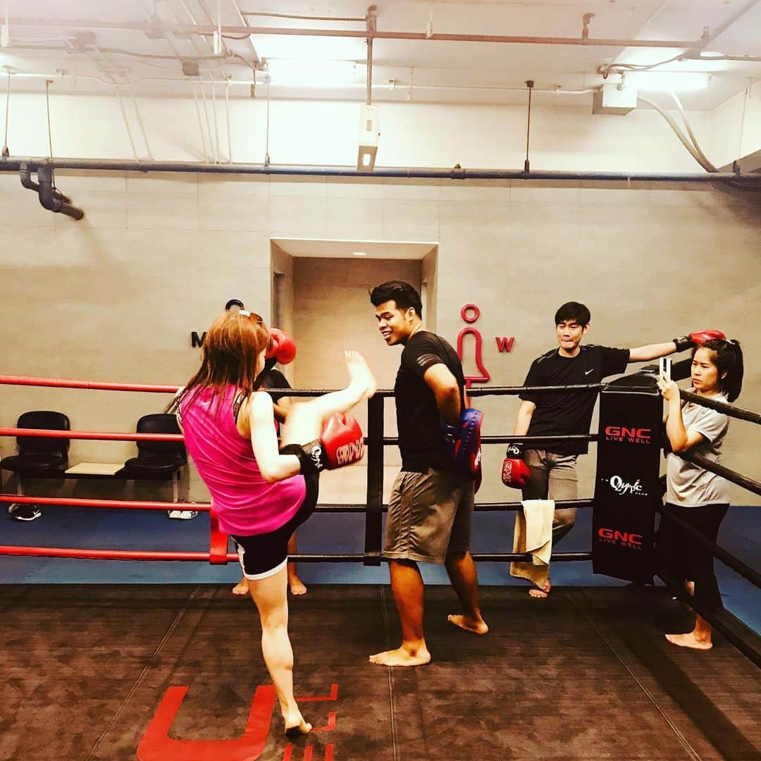 DJ MIYAさんのインスタグラム写真 - (DJ MIYAInstagram)「きゃっほぉー❤️今月のMIYA Bangkok  trip MAR.2020の旅写真の続きだよぉ❤️ Muaythaiのclassで、sparringもしましたー！⭐︎⭐️⭐︎ 週に20km runningしていて、体力はかなりあるつもりなのにto Spar in Muaythaiのhigh&middle&low kick などで、体力消耗が凄くて楽しすぎました。 先生ありがとうございますー！！(^ ^) .  バンコク大好き😘💕😘写真は、2020年3月11日に帰国したBangkokのものです。 .  ZUMBAの先生でもあるのですが、運動神経が並大抵ではなくて天性のものをお持ちのお方。 . . .  今回のバンコク旅の後半は、ここへ移動してきましたー💗 .  パトゥムワン プリンセス」（５star💫Pathumwan Princess Hotel)ホテルへ滞在しました❤️💗 @pprincesshotel  サイアムエリアの中心に位置するこのホテル。最高の立地です。💗 巨大なMBKショッピングセンター（マーブンクロンショッピングセンター）に直結していて食事や、買い物してすぐに部屋戻れるのも嬉しい♪💗❤️ Pathumwan Princess Hotel, Bangkok . .  444 MBK Center, 9th Floor, Phayathai Road, Wangmai, Pathumwan, Bangkok 10330 THAILAND . . . .  #ムエタイ #スパーリング #キックボクシング女子  #PathumwanPrincessHotel #バンコク　#バンコクホテル　#タイ旅行 #バンコク旅行　#タビジョ　#旅好き女子　#バンコク女子旅　#バンコクホテル #MBKCenter　#ラグジュアリーホテル　#観光PR #旅インスタグラマー　#東南アジア #海外旅行　#トラベラー　#旅好き　#サイアム　#サイアムパラゴン　#女子旅 #南国リゾート　#今日のコーデ　#インスタグラマー　#インフルエンサー #格闘技女子 #martialarts #マイトリップMIYA #マーシャル」3月28日 17時51分 - dj_miya