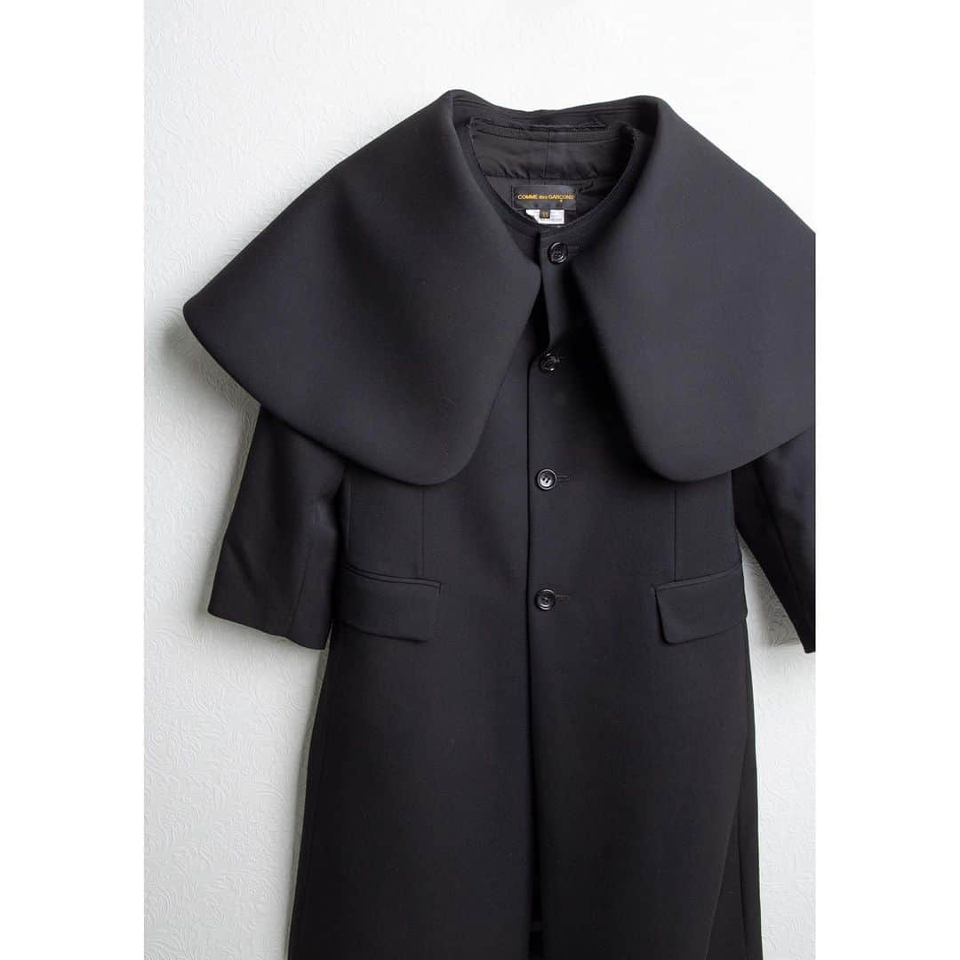 playfulさんのインスタグラム写真 - (playfulInstagram)「【買取新着】COMME des GARCONS /ウールギャバビッグカラードッキングノーカラーコート  お買取お申し込みはこちらから(www.playful-kaitori.com) プレイフルの買取は ☑︎詰めて送るだけの簡単買取 ☑︎古くてもOK ☑︎お客様負担ゼロ  #playful #プレイフル #古着コーデ #ブランド古着 #古着買取 #宅配買取 #コムデギャルソン #dcブランド #commedesgarcons  #川久保玲 #cdg#usedclothing #commedesgarçons#instagood#instafashion#ootd#outfit#commedesgarconshomme #コムデギャルソンオムプリュス#コムデギャルソンオムドゥ#commedesgarconshommeplus  #トリココムデギャルソン #tricotcommedesgarcons  #commedesgarconshommedeux #ジュンヤワタナベマン #junyawatanabeman #撮影代行  #モード系 #ファッション好きな人と繋がり」3月28日 17時52分 - playful_dc