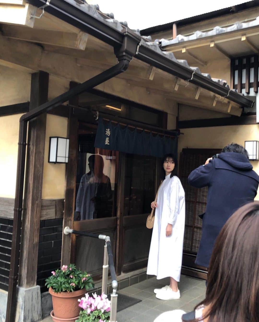 波瑠さんのインスタグラム写真 - (波瑠Instagram)「mina5月号にて 表紙に呼んでいただきました もちろん中にもいます 春ですねーと思いきや寒かったり 翻弄されております あったかい服がなかなかしまえないです」3月28日 17時59分 - 06_haru_17