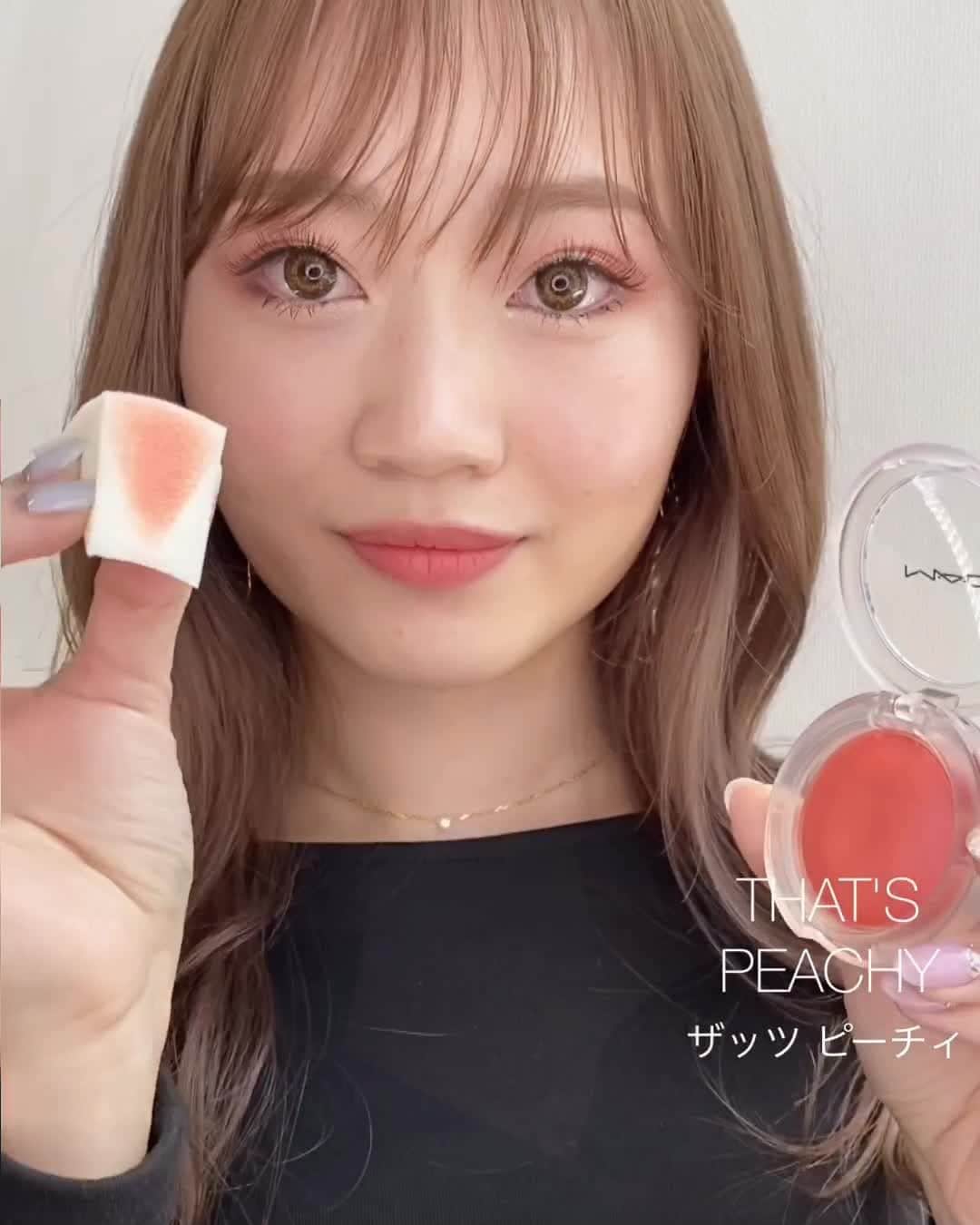 M∙A∙C Cosmetics Japanのインスタグラム：「ㅤ 弾力のある新感覚テクスチャーのチーク、 グロープレイ ブラッシュが新登場！ ㅤ 全11色の中から、おすすめ色をピックアップ✨ 2色目は、[ザッツ ピーチィ]✨ フレッシュなオレンジカラーで元気な印象に♪ ㅤ ㅤ ↓↓使用製品↓↓ FACE グロー プレイ ブラッシュ [ザッツ ピーチィ]  ㅤ EYES ダズルシャドウ [オー ソー ギルティ] スモール アイシャドウ [コーラル]  ㅤ LIPS パウダー キス リキッド リップカラー [クロス フェード] ㅤ ㅤ MAKEUP & MODEL: M·A·C ARTIST YUKA KATANO @mac_yokohamatakashimaya ㅤ #MACGlowPlay #MACグロープレイブラッシュ ㅤ #MACCosmeticsJapan #MACCosmetics #MAC #MACコスメ #コスメ #メイク #化粧品 #デパコス #コスメ部 #コスメ好きさんと繋がりたい #コスメ紹介 #おすすめコスメ #新作コスメ #春メイク #春コスメ #ピンクメイク #チーク #クリームチーク #ピンクチーク #オレンジチーク #ベージュチーク #コーラルチーク #血色 #血色感 #トレンド #トレンドメイク #MACGlowPlayBlush」
