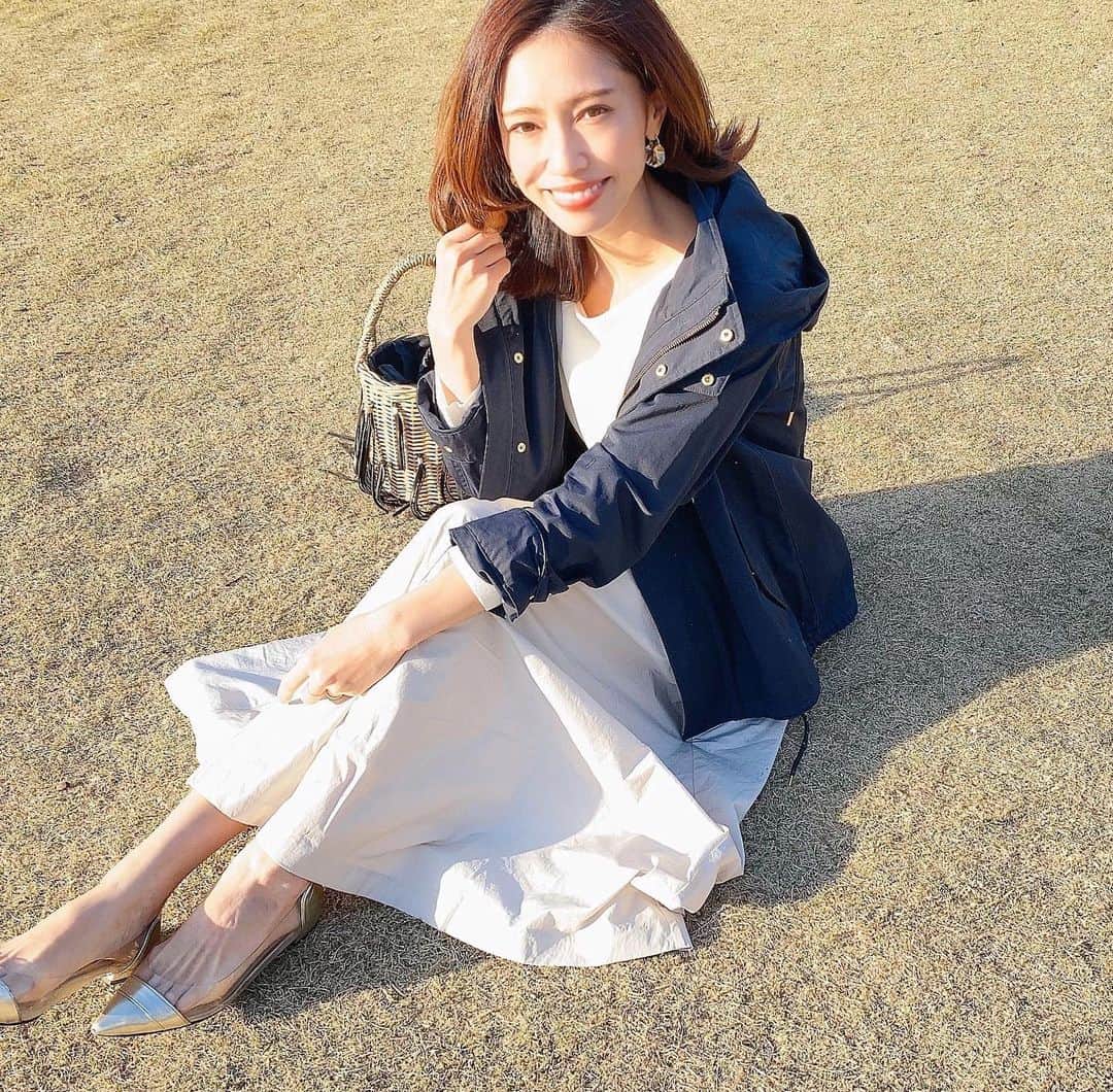 のインスタグラム：「*﻿ 今日明日は大掃除🧹と衣替え！﻿ (だいぶ休憩多めですが…)﻿ ﻿ なので先日のpicですが﻿ 広々とした公園でちょこっとごはんを。﻿ 近所のママ友たちのおかげで、私も息子もストレスを溜めずに過ごせています😊﻿ ﻿ ﻿ コーデは﻿ outer#lecoeurblanc tops#feerichelu @feerichelu @joint_space﻿ skirt#elura @elura_official  bag#ludlow ﻿ ﻿ 首回りがきれいに出る薄手のニットに、ナイロンのスカート。どちらもとっても使える😆﻿ スカートは色違いのラベンダーカラーもとっても可愛かったです💜﻿ ﻿ ﻿ ﻿ ﻿ #fashion#fashionstyle#fashiongram#instafashion#outfit#ootd#dailylook#feerichelu_style#jointspace#pr#패션#오오티디#ファッション#コーデ#大人カジュアル#ルクールブラン#エルーラ#ラドロー#マウンテンパーカー#マンパ#春服#春コーデ fch412-0355」