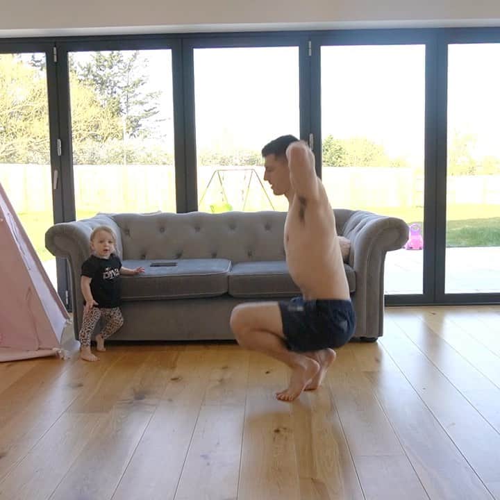 マックス・ウィットロックのインスタグラム：「‪MORNING EVERYONE, WHO CAN COMPLETE THIS WORKOUT? #THEWHITLOCKWORKOUT 11 of 14 #LETSGO‬ ‪- 6 exercises‬ ‪- 30 secs each exercise‬ ‪- 2 cycles‬ ‪1. Crouch walking‬ ‪2. Wide squat hold‬ ‪3. Side plank dips‬ ‪4. Side plank dips‬ ‪5. Front support side shuffle‬ ‪6. Wing hold‬」