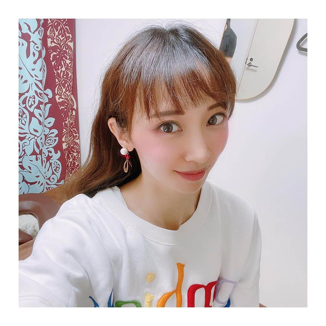 恵美さんのインスタグラム写真 - (恵美Instagram)「先日 綾瀬にある @salon_de_lapin7  でボディメンテナンスをしていただきました . オーナーの松浦さんは 私の顔を見ただけで ⚠️顔の左側が下がっている→血流の滞り リンパの詰まりが原因 お腹を少し触っただけで ⚠️内臓が硬くなっている→ストレスが原因 ...と分かっていました！😳 . 自覚はあまりないのですが ストレスで身体がこわばっているようでした😭💦 . ピンポイントで疲れているところをほぐしていただき、自宅で手軽にできるストレッチも教えていただきました🙌🏻 . 撮影前だったので顔の浮腫が取れて 身体が軽くなり本当に良かったです😭💕 腰痛や猫背やエラが張る方にもオススメ🍀 . 知識も経験も豊富な松浦さんの施術は効果も抜群なので 今後も定期的に通うことにします❤️ . #Lapin #綾瀬サロン #綾瀬マッサージ #東京マッサージ #猫背 #肩こり #腰痛 #pr #model #モデル #japanesemodel #恵美 @tokyo_joshibu #東京女子部 #tokyo_joshibu #ビジョビ @b_b_j.j #ビジョビ_ミスいちご2021」3月28日 18時05分 - emi_florence819