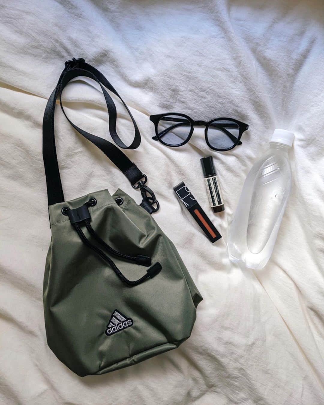 Shiho Sasakiのインスタグラム：「@moussyofficial ✖︎ @adidastokyo のショルダーbag👛 500mlのペットボトルも入るので、実用性も言う事なし💯 khakiはカジュアルなコーディネートにも合わせやすくておすすめだよ🐸 #MOUSSY #MOUSSYSNAP #adidas_MOUSSY #adidas」