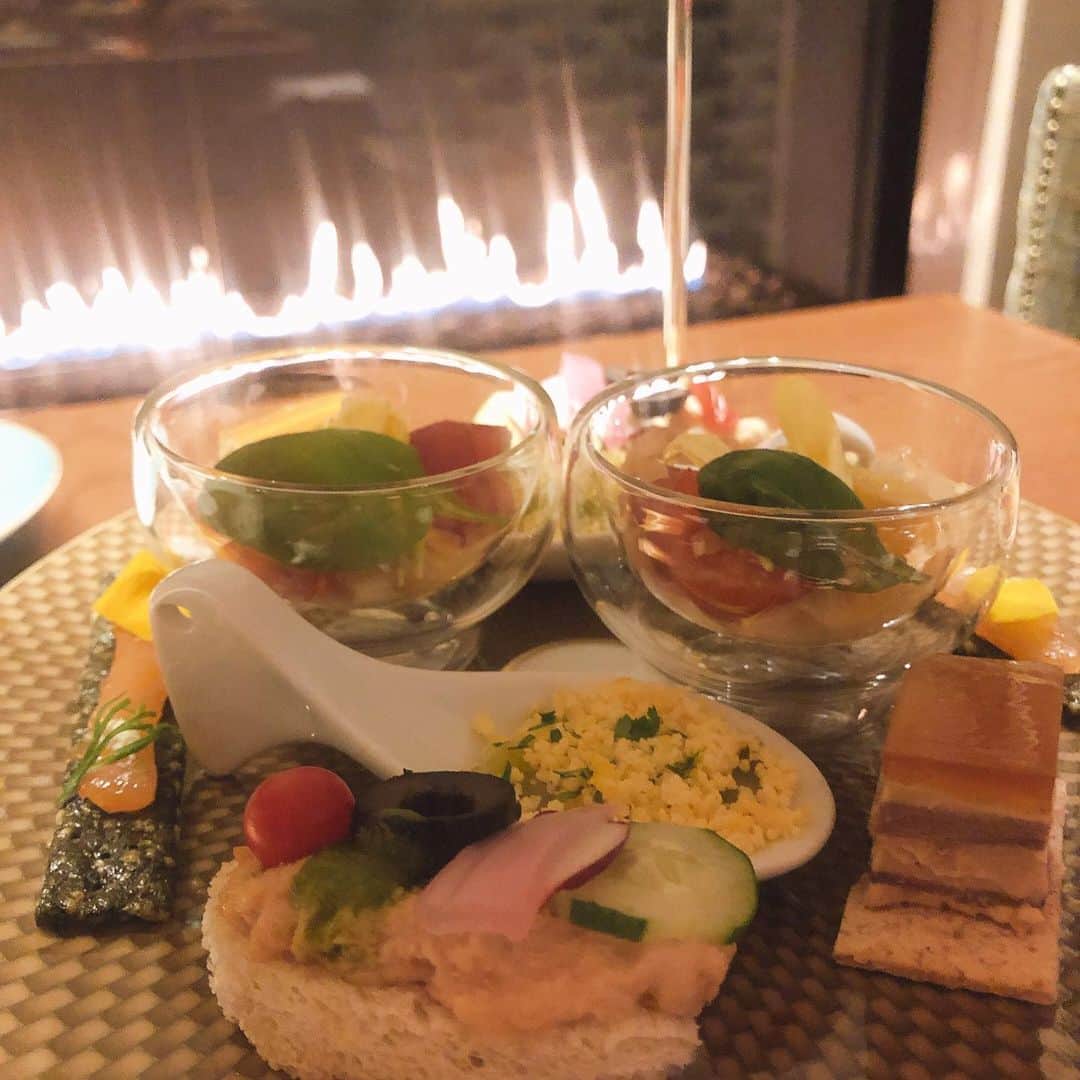 山田優依さんのインスタグラム写真 - (山田優依Instagram)「Night Afternoontea @MandarinOriental . 先日姉とマンダリンオリエンタルホテル東京 のナイト アフタヌーンティーへ . 私達にとっては窓際より暖炉隣のソファが特等席☺️ . 絶対お腹空いてディナー食べたくなると思いきや、 スイーツ後にひたすら食べたトリュフディップの (1年分盛り)フライドポテトでお腹一杯👏 . そして姉が見せてくれた5年前の今頃の私達。 人工呼吸器をつけて緊急治療室にいた意識不明の2週間、 その後の人生最大の痛みと、周りの全力のサポート があったから、初心に戻らせてくれます . 綺麗ごとに聞こえるかもだけど、1日1日を大切に、 心も身体もハッピーで生活できることに感謝 , 姉とは今でもめちゃケンカwして 殴り合い始まりかけそうな言い合いするけど お互いの一大事の時は意外と支え合えてるみたい✊🏻 . #Japan #Tokyo #NightAfternoonTea  #MandarinorientalHotel #FiveStarHotel #sisters」3月28日 23時42分 - yui_gourmetwalker