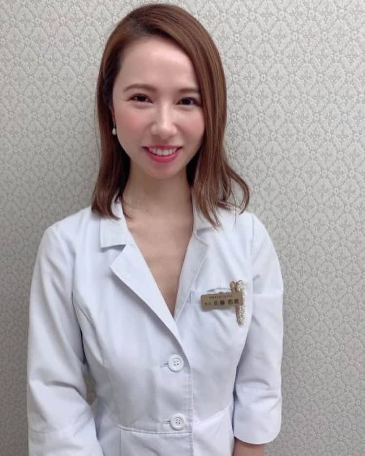 和泉佳子さんのインスタグラム写真 - (和泉佳子Instagram)「先日、美容通の方のご紹介で、今年開院したばかりの美容皮膚科「BeLumi 表参道クリニック」 @belumi_clinic に伺いました。 . 院長の佐藤都雅先生 @m_skin_dr は、思春期の頃にニキビで悩み、お肌がきれいになると自信に繋がり、気持ちをポジティブにしてくれる・・ということで、『きれいなお肌は生涯のテーマ』として、美容医療の医師を目指されたのだそうです。 . 施術前のカウンセリングも丁寧に時間をかけて行ってくださり、同じ女性としてご相談もしやすく、安心してお願いすることが出来ました😌 . HIFUは、超音波の熱エネルギーによって皮膚内部のタンパク変性を起こすことでコラーゲンの再生を促し、たるみを改善するという施術です✨ . 「BeLumi 表参道クリニック」で使用している、最新式の「ULTRAcelQ +」の機械は４種類のチップが交換できて、リフトアップやタイトニングに最も効果的な皮下やSMAS筋膜の深い部分にまで照射出来るのだそうです。 . 実際に受けてみると、麻酔なしでも心配していた痛みもほとんどなくて何も我慢する必要がなく快適に受かられました。 .  目の周りにも照射して、目元のまぶたの開きをぐっとアップするのだそう✨ . 私が気になっていた頬のたるみや、フェイスラインのもたつき部分にもしっかり照射していただき、そして今回は首にも照射して、年齢が出やすい気になる首のシワもケア。 . 痛みがほとんどないだけではなく、施術時間が20分ほどの短時間で済んだのにも短時間で驚き。 .  一回の施術でも、気になっていたフェイスラインのもたつきがスッキリ✨ . 何よりも、タイトニング効果で顔の幅小さくなったのが嬉しかったです💕 . 照射直後はもちろん、コラーゲン再生が行われる2~3ヶ月後に最もリフトアップやタイトニングの効果が表れてくるということで、今からとっても楽しみです😊💕 . 効果は約半年〜１年ほど持続するという事ですが、永続的な効果を望む場合は、半年に一度のペースで受けるとより効果的という事で、私は、また次回半年後に受けたいなと思っています。 .  お肌が上がると、気分まで上がりますね✨ . 佐藤先生、ありがとうございました💗 . . . Be Lumi表参道クリニック @belumi_clinic  https://belumi-clinic.com . . . ＃和泉佳子 #25ans #ヴァンサンカン  #エレブロガー  #hifu #ハイフ #ベルミ表参道クリニック #佐藤都雅 先生 #リフトアップ #たるみケア #美肌 #美容好きな人と繋がりたい @belumi_clinic」3月28日 18時18分 - yoshiko_izumi