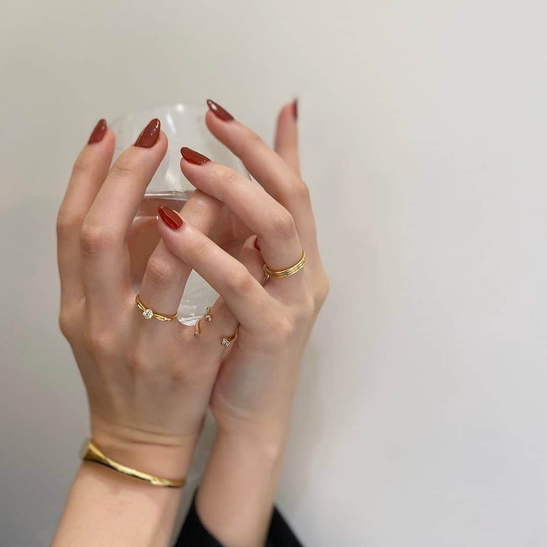 福井駅前ジュエリーパリさんのインスタグラム写真 - (福井駅前ジュエリーパリInstagram)「■ YG Jewelry ■﻿ ﻿ ゴールドの婚約指輪、結婚指輪を軸に他のジュエリーを合わせたコーディネート💍✨﻿ ﻿ Hirotakaのカフリング﻿ バングルはMARIA BLACKを着用しています。﻿ ﻿ 記念の婚約指輪をファッションリングとしてコーディネートするのも素敵ですね😌🌿﻿ ﻿ ﻿ 過ごしやすい季節になってきましたね🌸﻿ 皆様が安心してご来店頂けるよう、﻿ 除菌を徹底しながら皆様のご来店お待ちしております✨﻿ ﻿ 是非店頭にてご覧下さいませ。﻿ #hirotakajrwelry﻿ ————————————﻿ #jewelryPARIS﻿ #ジュエリーパリ﻿ #福井﻿ #福井駅前﻿ #福井ジュエリーショップ﻿ #福井ジュエリー﻿ #福井時計﻿ #福井ブライダル﻿ #ジュエリーリフォー﻿ #ジュエリーコーディネート﻿ #watch﻿ #ブライダル﻿ #リング﻿ #ピアス﻿ #ネックレス﻿ #fred﻿ #Hirotaka ﻿ #mariablack﻿ #kaoru﻿ #アクセサリー﻿ #ヒロタカ﻿ #ブラウンダイヤモンド﻿ #イタリアンジュエリー﻿ #婚約指輪﻿ #カルティエ﻿ #マリアブラック﻿ #jupiterjewelry﻿ #hirotakajewelry﻿ #結婚指輪﻿」3月28日 18時18分 - j_paris_fukui