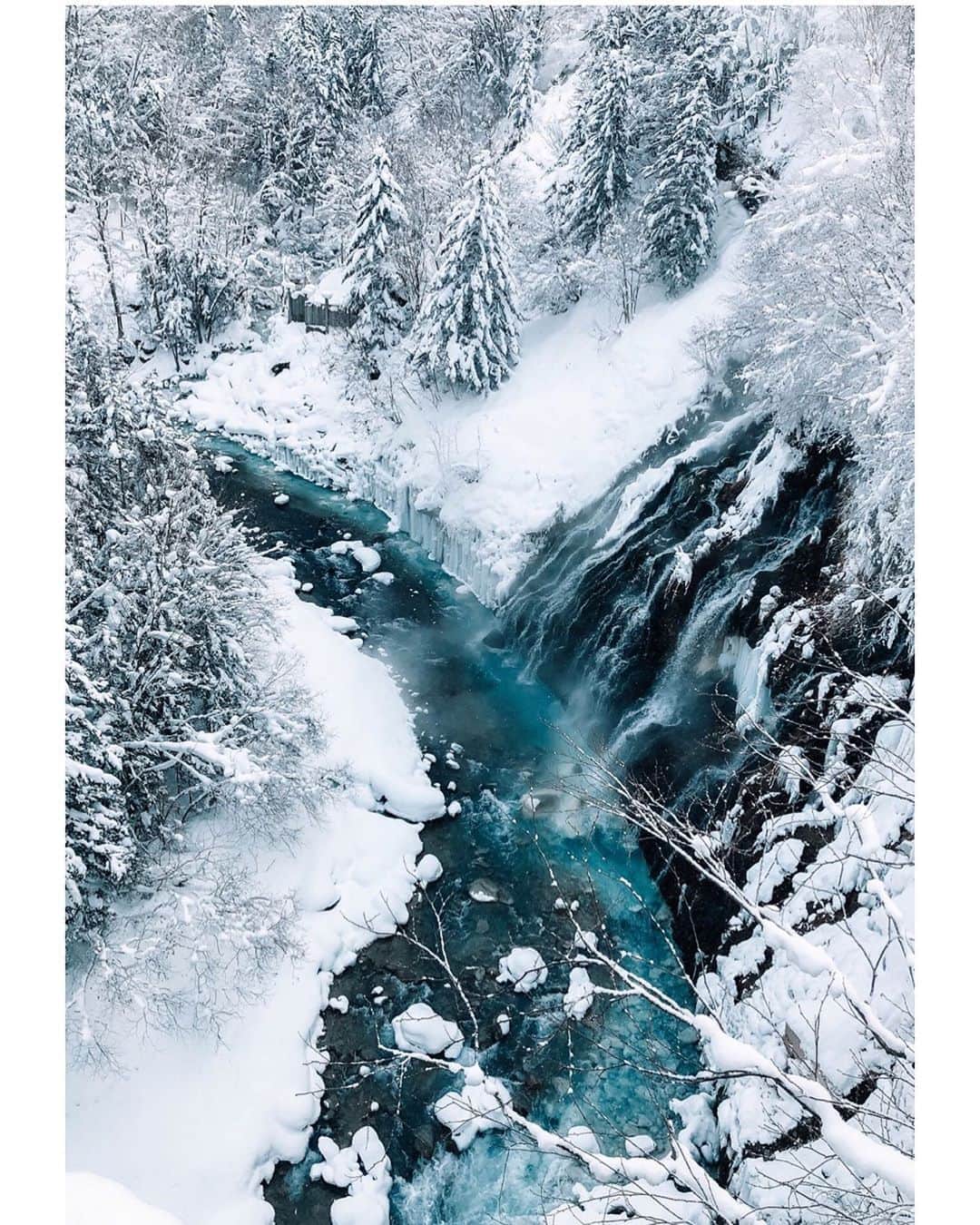 Hikaruのインスタグラム：「Waterfall in Shirahige. . Spring has come there. One in me, still, winter. . . #北海道 #instagram #東京カメラ部 #tokyocameraclub #natgeo #bealpha #sonyphotography #pashadelic #team_jp #bestjapanpics #natgeo #ig_japan #natgeoyourshot #yourshotphotographer #myrrs #hellofrom #naturephotography #ig_worldclub #1x #landscapephotomag #landscapelovers #lovers_nippon #visitjapanjp #bbctravel #art_of_japan #splendid_earth #日本の絶景 #ig_great_pics #BBCtravel #nisi」