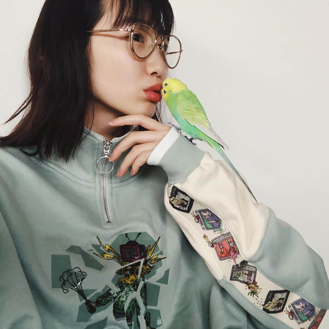 岡本夏美さんのインスタグラム写真 - (岡本夏美Instagram)「家活中のため、 インコのピピと遊んでる お気に入りお洋服とメガネ。 ちょっとでも気分上がる🦜」3月28日 18時26分 - okamoto_natsumi