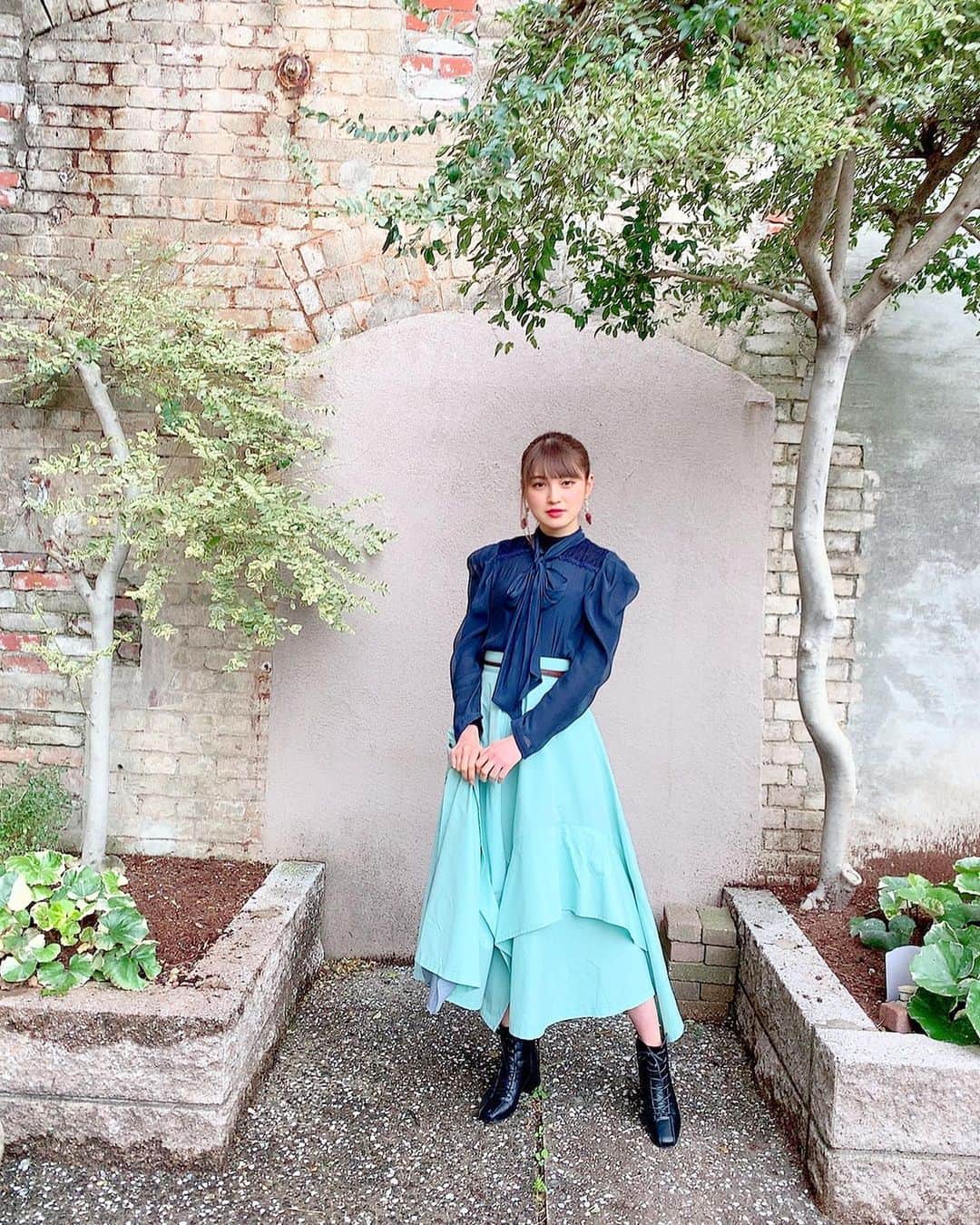 神志那結衣さんのインスタグラム写真 - (神志那結衣Instagram)「13th「３-２」衣装紹介👗 スカート長めのパキッとしたブルーでかわいい 今までのHKT48には無かった様な落ち着いた雰囲気です スカートが長いぶん、ダンスにも影響されますよっ お楽しみに〜🙈✨ #HKT48新曲 #さんひくに　#衣装　#dress」3月28日 18時27分 - jiina27