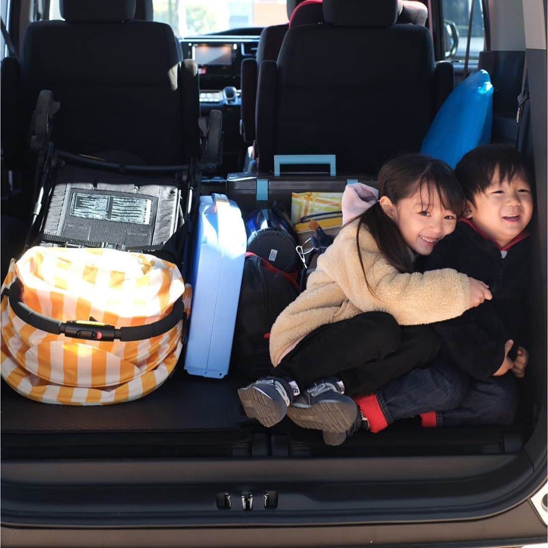 Ai.tさんのインスタグラム写真 - (Ai.tInstagram)「. ステップワゴンとのタイアップ投稿です🚗 . . 子どもにはいろーーーーんな経験をさせてあげたくて いろいろなところに連れてってあげたいなぁと思うんだけど 去年行った旅行でも何が楽しかった？と聞くと公園！となる子どもたち🤣🤣🤣 . 結局家族で楽しく公園で遊んだりするのが楽しいね😭🙌(お金かからないし🤫) . よし！今日は一日公園だー！って思ったりするとなかなかの荷物になるよね😨 テントやお弁当テーブルとか🤔 自転車を持って行きたいこともあるし🤗 そんなときステップワゴンなら三列目のシートを床下に収納できるから よりたくさん荷物入るんだよ！！ 本当これ凄すぎて感動した😭 やり方も簡単だし！後ろが広いと子どもが夏とか公園で水遊びしちゃっても ここで着替えることも出来るよね🙆‍♀️🙆‍♀️ . この日の公園では貸し出しの自転車乗ったんだけど、4人乗り自転車、親2人…疲れたーーーーーー😂😂😂😂 子どもたちはというと、もっと早くー！遅くー！などと注文多かった😂😂😂 . 今は出かけられないけど、出かけられるようになったらたーくさん遊べるところに行こうね^ ^ . #ホンダ　#stepwgn #ステップワゴン　#新米ママ　#男の子ママ　#女の子ママ　#親バカ部 #成長記録　#PR」3月28日 18時30分 - ngs.rky.kuy