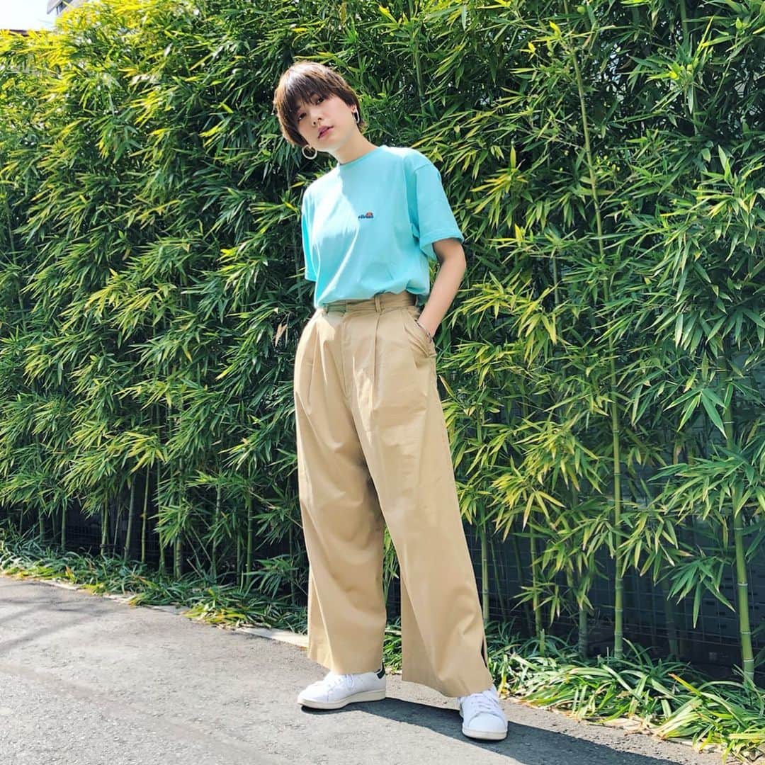 石川瑠利子のインスタグラム：「. . 少し前のとっても暖かい日 @ellessejapan のミントブルーのTシャツを合わせたコーデ🥳✨ オレンジも気になったなぁ🐒 . . #fashion #code #shipsofficial #ellesse #シップス #エレッセ」