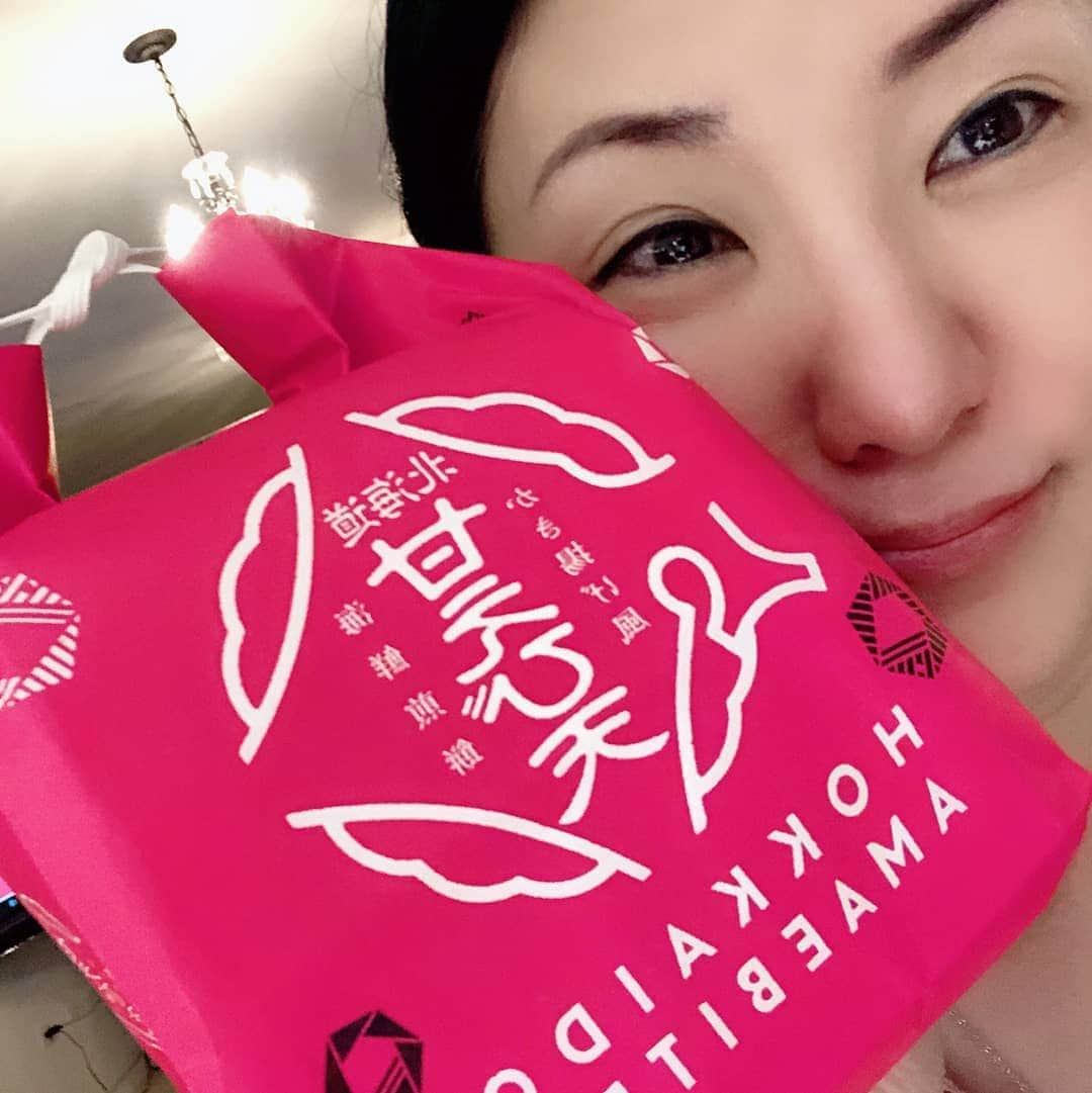 広瀬香美さんのインスタグラム写真 - (広瀬香美Instagram)「ホノルル滞在中にもらう日本の美味しいお菓子は貴重〜〜🤭　特に煎餅大好物〜💖💖💖 #広瀬香美 #ハワイ #ホノルル #gift #お菓子 #煎餅  #美味しい #大好物」3月28日 18時34分 - kohmi.hirose