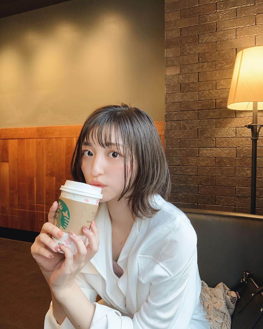 石井陽菜さんのインスタグラム写真 - (石井陽菜Instagram)「﻿ ﻿ ﻿ ﻿ ﻿ ﻿ 本日は家でごろごろ﻿ ﻿ こういう時に掃除しないとなんだけど﻿ 全然する気起きないよねぇ🍃﻿ ﻿ ﻿ ﻿ ﻿ 明日は雪かな？﻿ 積もりませんように﻿ ﻿ ﻿ ﻿ #いつかのカフェ　#ハイビスカスティーにハマってます﻿ ﻿ ﻿ ﻿ ﻿」3月28日 18時40分 - ishii__haruna