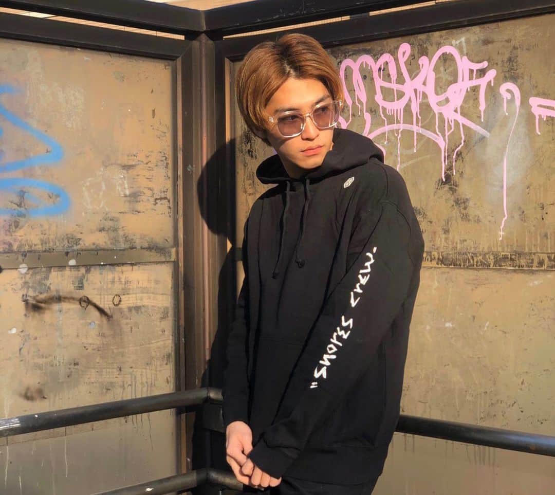 品川翔のインスタグラム：「• • • 久々の更新😊 • • • • • • • 最近少しずつだけど 春に近づいてきて 暖かくてなってきたましたね🌸 • • • • • • • • • • • 皆さんは元気に過ごしてますか？ 僕は元気に過ごしているので 公演が再開した時に会えるのを 楽しみにしてます🙏🙏 • • • • • • • •  #instagood#actor#俳優 #hair#style#l4l#f4f #followme #fashion #KYOTOSAMURAIBOYS #KSB#model  #ootd #instafashion #aj1#airjordan #airjordan1 #aj#kicks#kickslife #sneaker」