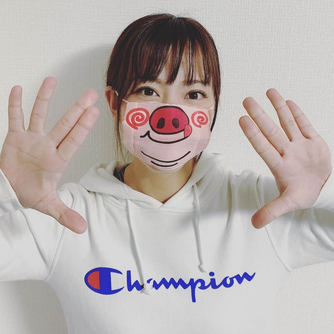 上杉あずさのインスタグラム：「. #ポークスマスク . ポークス不足です🐷 野球不足です⚾️ . #こんな時だからこそ #笑顔になれるマスク #作ったように見せかけて #百均 #100円ショップ  #遊びで買ってたマスクがここに来て役立つとは #ナイスポーク #コロナに負けるな  #mask #virus #cut #colonavirus #vs #weare #fukuoka #hardbankporks #pork #buta」