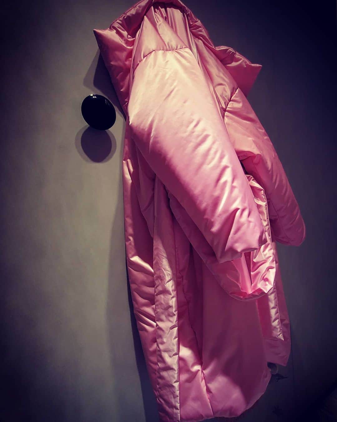 ジョリン・ツァイさんのインスタグラム写真 - (ジョリン・ツァイInstagram)「或許......約定好穿上你送的禮服那天... 你會認得出我來..... #luisaviaroma #悄悄地 #hello #pinkypromise」3月28日 19時00分 - jolin_cai