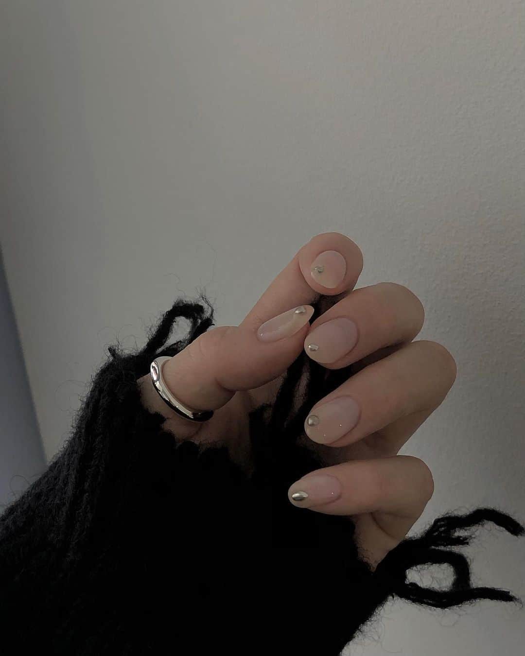 中村くるみさんのインスタグラム写真 - (中村くるみInstagram)「Nudie nails ゜ @_yukapool @poolnail  New silver ring @_krm_official  Cardigan @modeforme_official #gelnails #silvernails」3月28日 18時57分 - __k_r_m__