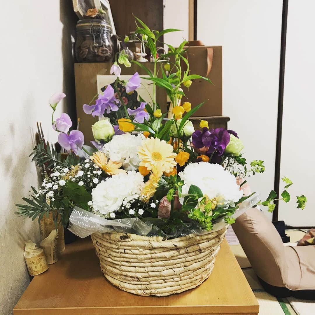栗原まもるのインスタグラム：「誕生日だけどコロナで外出自粛〜ってことで、スポンジケーキを焼いて粉糖かけてお誕生日ケーキとしました。生クリームでデコると食べきれないわ日持ちしないわで面倒なので。 昔母親が２回くらい焼いてくれたケーキはこれでした。 せめてクッキーに字を書いてお誕生日感を出したけどキャンドルがあったらもっと良かったな〜。忘れてた。 お花はお義母さんから。 そして誕生日恒例の明太子祭り。 まずはお昼に明太子パスタをいただきました！」