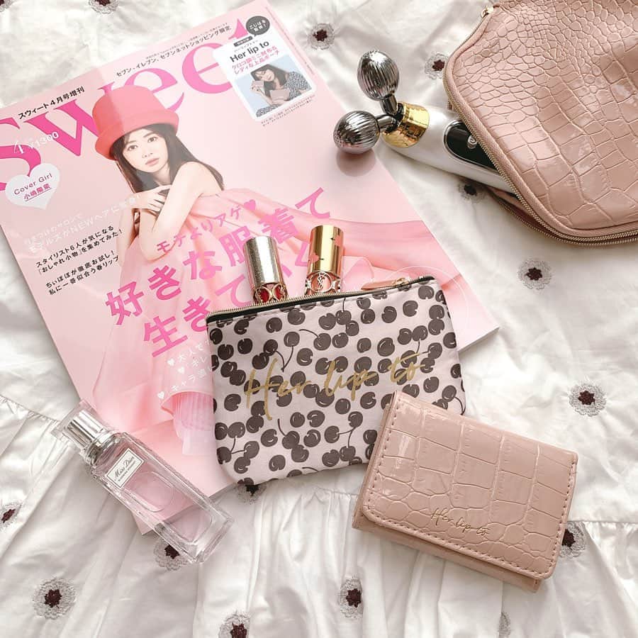 SHIHORINのインスタグラム：「❤︎﻿ ﻿ おうちでまったりday☺️﻿ ﻿ @sweet_editors 4月号🌸﻿ @herlipto 付録が豪華すぎる🍒﻿ 通常と増刊号選ばなくてどっちもgetしてた🐈💓﻿ ﻿ ポーチの中がチェリー柄になってたり、﻿ ペラペラじゃなくてふかふかの素材だったり﻿ 細かいところまでのこだわりが﻿ さすが小嶋さんが監修してるなってわかる…🤔✨🍒﻿ ﻿  今日はsweet読みながら📚﻿ お気に入りの美容ローラーでコロコロしてた💆🏻‍♀️﻿ ﻿ EMSとRF(ラジオ派)掲載で﻿ お風呂でも使えるし、フェイスモードだけじゃなくてbodyにも使えるから便利なの❤︎﻿ 空いてる時間あれば全身マッサージしてる🤔 @whitebang_official のだよ🛁﻿ ﻿ ﻿ #sweet #sweet4月号 #sweet付録 #herlipto #sweetmagazine #こじはる #小嶋陽菜 #スウィート #スウィートインスタ #おうち時間 #チェリー柄 #ミニウォレット #チェリー #ポーチの中身 #美容 #美顔ローラー #美容ローラー #スキンケア #美容好き」