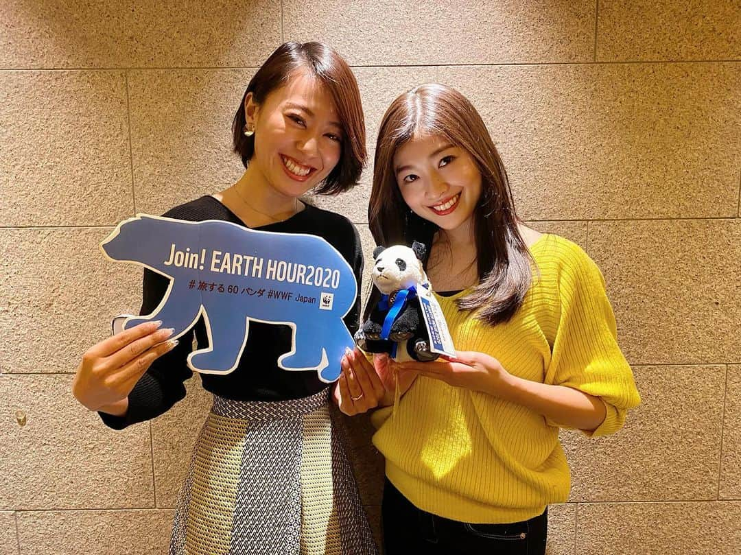 土屋炎伽さんのインスタグラム写真 - (土屋炎伽Instagram)「✴︎ 【EARTH HOUR 2020】 . 本日、3/28(土) 20:30〜21:30は #アースアワー 🌏 . 「EARTH HOUR（アースアワー）」とは、 毎年3月末（土）20:30～21:30の1時間、  消灯というアクションを通じて 「青い地球の未来を想う１時間」を過ごす プロジェクトです⏳ . 世界中の人びとが同じ日・同じ時刻に消灯することで、 地球温暖化防止と環境保全の意志を示す 世界最大の環境アクション。 大変な状況が続いていますが、 こういう時だからこそ 地球に思いを馳せてみようと思います。 . 写真は、EARTH HOUR親善大使である #旅する60パンダ 通称" MissJapanda "と💛 2019MissJapanファイナリストの間を旅してきた MissJapanda🐼を岡山代表そらちんと一緒に しっかりと受けとめました⭐️ . 今日はお家で過ごしている方が多いと思います。 私もその一人ですが、 小さなことでも、自分にできることから アクションを起こしていきたいと思います。 . #アースアワー #earthhour #earthhour2020」3月28日 19時07分 - honoka.t8