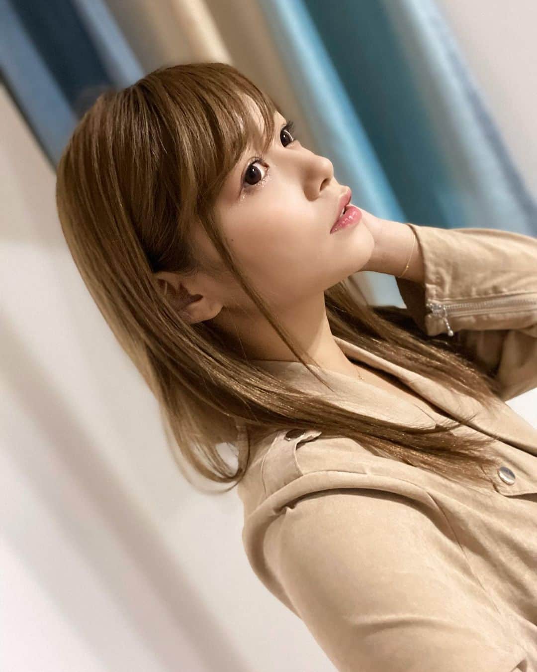 紺野ひかるのインスタグラム：「. 先日人生初の美容鍼行ってきたのです！ 業界の方も沢山通っててずっと気になってたけど、 顔に針刺すって痛いじゃん絶対！って思って勇気が出ず… でも勇気を振り絞って行ってみたら 想像してたより全然痛くなくてびっくり(笑) 少しチクッとするくらいで、むしろ電気で自分の顔が ぴくぴく動くのめちゃくちゃ面白かった(笑) . 一枚目の写真ノーマルカメラで撮って肌だけ少し 加工してるけど、それ以外はノー加工でこれ😳 フェイスラインめちゃくちゃ綺麗になった〜 前日飲みすぎて目も浮腫みすぎてパンパンだったのに ぱっちりおめめになったよ〜👀💓 (3枚目の施術中の目と1枚目の写真の差よ😂) . 初めてで不安だったけど丁寧に説明して下さった 杉崎先生のおかげで安心して施術お任せできました！ ありがとうございました🙇‍♂️ . .  #きゅきゅっと美容鍼  #杉崎先生  #bcarat式美容鍼  #笹塚 #笹塚美容鍼 #白玉美乳鍼」