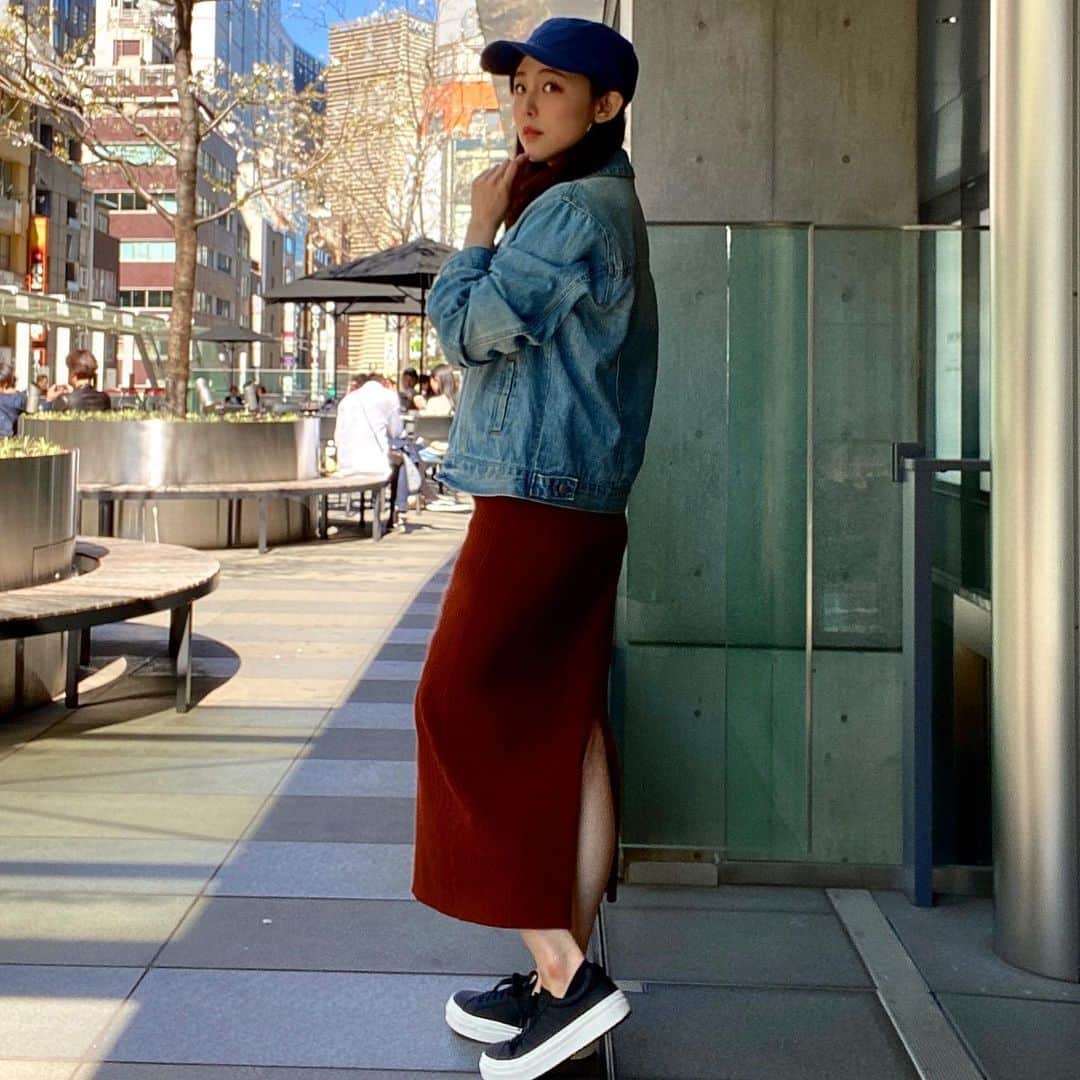 のインスタグラム：「銀座シックスから、、👟 スワイプしてね▶︎▶︎▶︎ ・ ・ #りーまる #サロモ #サロンモデル #インフルエンサー #フリーモデル#撮影データ #撮影モデル募集 #広告モデル ・ ・ ・ 皇居方面まで 桜も咲いてきたので 先日お散歩してきました😊🌸 ・ ・ 歩きやすい靴で行きたくてAdmiralの20SS最新モデル「WATFORD CLASSIC」をチョイス✨ ・ ・ 私足が22.5cmだけど、 どうしてもこれがほしくて23cm選びまして、、🙊 ・・ 履き心地すごく心配だったんですが、 歩いてみてびっくり😳💡 ・ ・ そこがプニプニしてて、 すっごく歩きやすかったんです💐 ・ ・ 紐をギュッとしばれば中敷なしでもいけたし、 もちろん靴ずれもゼロでした🐶💓 ・ ・ 外出自粛命令が終わり、 またいつもどおりの東京にもどったら わんことたくさん散歩したいなぁと思ってます😊✨ @admiral_japan @ashimoto.club  #admiral  #アドミラル #足元倶楽部 #PR  #watford #りーまるコーデ ・ ・ ・ ・ ・ 〈 撮影依頼募集中〉 3月の撮影依頼お受けしてます♪ DMくださると嬉しいです💐 よろしくお願い致します☺︎ ・ ・ ・ ・ #ヘアアレンジ #ポートレート#ポートレートモデル #被写体#カメラマンさんと繋がりたい #ポートレートしま専科 #女子力アップ#プチプラコーデ  #大人カジュアル #韓国ファッション #美容好きな人と繋がりたい #ふんわり写真部 #彼女感#ママコーデ #大人カジュアル」