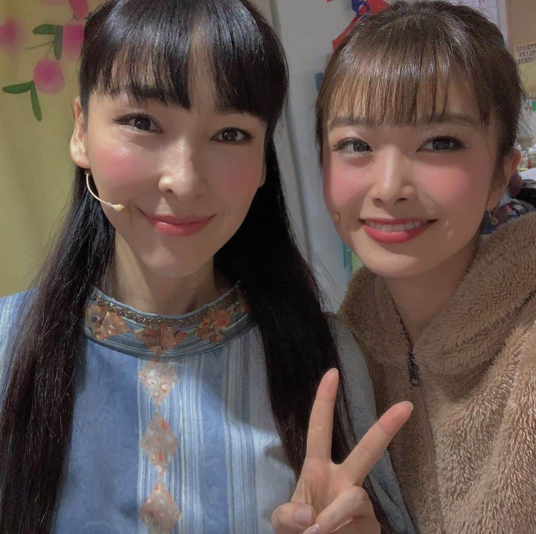 五島百花さんのインスタグラム写真 - (五島百花Instagram)「・ 「キレイ〜神様と待ち合わせした女〜」WOWOW放送終わりました！ セリフや音楽を聴いて、 舞台袖からステージを観ながらドキドキしていたことや、これから出番だというワクワク感や緊張感、そして舞台に立っている時の楽しさを思い出しました 少し前のことなのにもう懐かしいと思ってしまいました ・ 改めて本当に良い作品だなあと感じました アイダを演じることができてよかったです アイダが大好きでした 写真はアイダの母ちゃんミソギを演じてた麻生久美子さんと！ 優しくて美しくてお茶目なところも大好きです🥰 ・ キレイ観てくださった方どうでしたか？？感想お待ちしてます☺︎ ・ ・ ・ ・ #キレイ#神様と待ち合わせした女#WOWOW#舞台#月五郎一家#コロス#アイダ#ミソギ#麻生久美子 さん#五島百花」3月28日 19時20分 - momokagoshima