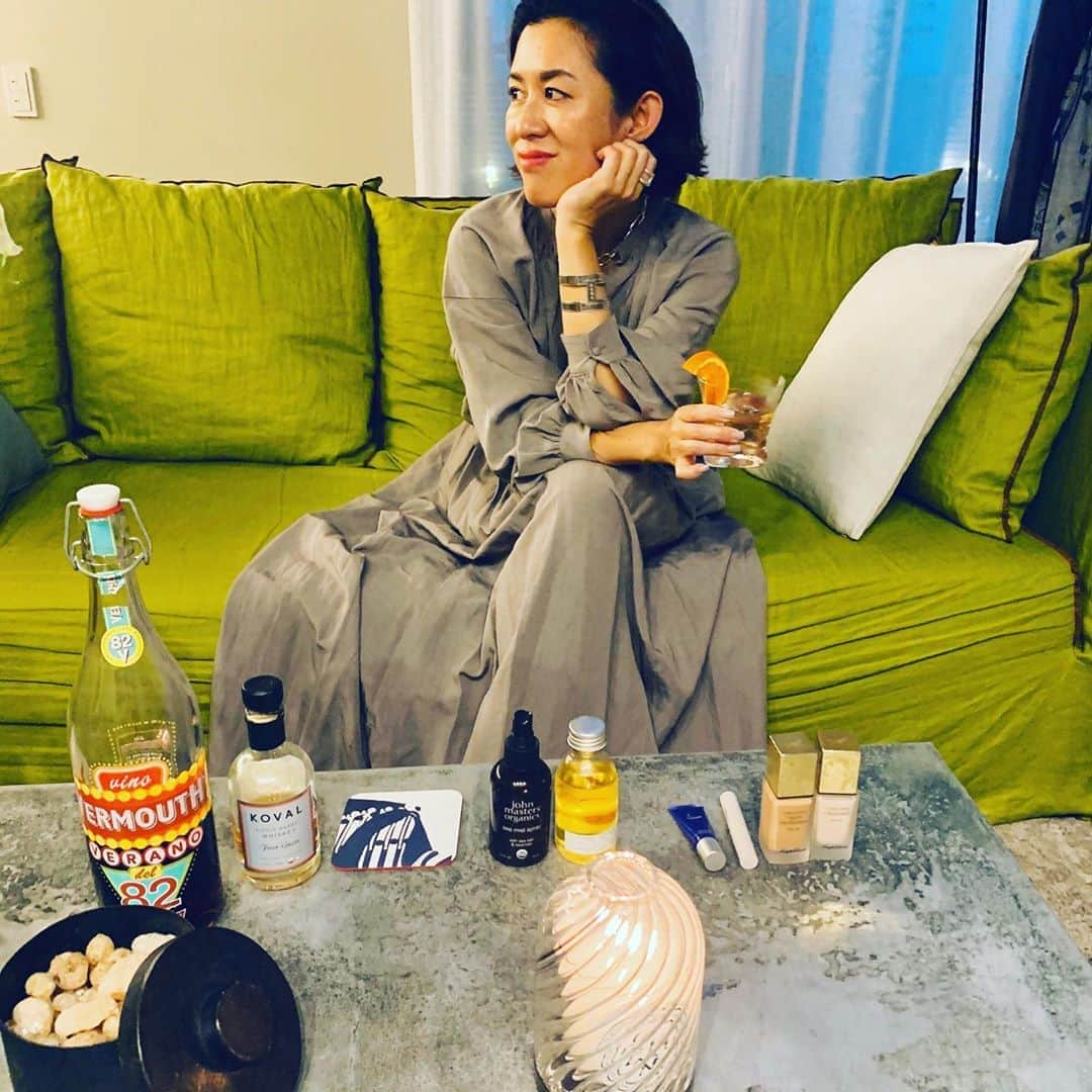 大草直子さんのインスタグラム写真 - (大草直子Instagram)「インスタライブ、沢山の方に見ていただきましたー！　ありがとうありがとう♡ブラウス、スカート共に36、色はグレー。 @haunt_daikanyama のものです。ファンデーション、下地は @amplitudebeauty 。コラボリップは @naturaglace_official のTシャツレッド。何より効くリップクリームは @takamiclinic_official のもの。セミウェットの髪は @johnmastersorganics_japan のシーミストスプレーと @davinesjapan のオーセンティックオイルで作っています。あ、グラスは @rikkyo_alumni で @sghr_sugahara とのコラボです♡ またやりますね！ @haunt_daikanyama  @amplitudebeauty  @naturaglace_official  @rikkyo_alumni  @sghr_sugahara  @johnmastersorganics_japan  @davinesjapan  @diptyque  #さあこれからごはん #みなさま #stayhealthy」3月28日 19時26分 - naokookusa