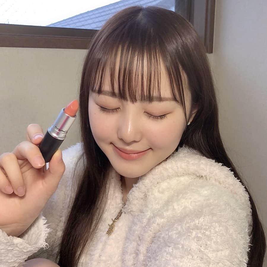 伊藤小春さんのインスタグラム写真 - (伊藤小春Instagram)「・﻿ イエベ春メイクしました🌷﻿ ﻿ ﻿ ﻿ リップ﻿ #MAC #テイストミー﻿ クリーミーなオレンジベージュがずるいくらい可愛い😭﻿ 儚げな雰囲気が偽造できます（できます）﻿ ﻿ ﻿ アイシャドウ﻿ #マジョリカマジョルカ　#シャドーカスタマイズ  シナモン﻿ オレンジすぎず茶色すぎず使いやすい…！﻿ 囲み目メイクをすると涙袋もいいかんじに完成します◎﻿ ﻿ ﻿ チーク﻿ #オピュ　#パステルブラッシャー　CR01﻿ 「つけすぎた〜」ってならない！非常にありがたい！泣﻿ ぽわんとした赤ちゃん頬になれます👶🏻♡﻿ ﻿ ﻿ ﻿ 以上！﻿ ﻿ ﻿ ﻿ ﻿ #イエベ春　#春メイク﻿ #マジョマジョ　#apieu」3月28日 19時22分 - koharu_ito_