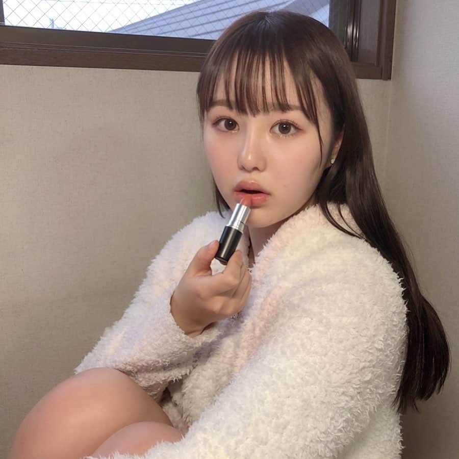 伊藤小春のインスタグラム：「・﻿ イエベ春メイクしました🌷﻿ ﻿ ﻿ ﻿ リップ﻿ #MAC #テイストミー﻿ クリーミーなオレンジベージュがずるいくらい可愛い😭﻿ 儚げな雰囲気が偽造できます（できます）﻿ ﻿ ﻿ アイシャドウ﻿ #マジョリカマジョルカ　#シャドーカスタマイズ  シナモン﻿ オレンジすぎず茶色すぎず使いやすい…！﻿ 囲み目メイクをすると涙袋もいいかんじに完成します◎﻿ ﻿ ﻿ チーク﻿ #オピュ　#パステルブラッシャー　CR01﻿ 「つけすぎた〜」ってならない！非常にありがたい！泣﻿ ぽわんとした赤ちゃん頬になれます👶🏻♡﻿ ﻿ ﻿ ﻿ 以上！﻿ ﻿ ﻿ ﻿ ﻿ #イエベ春　#春メイク﻿ #マジョマジョ　#apieu」