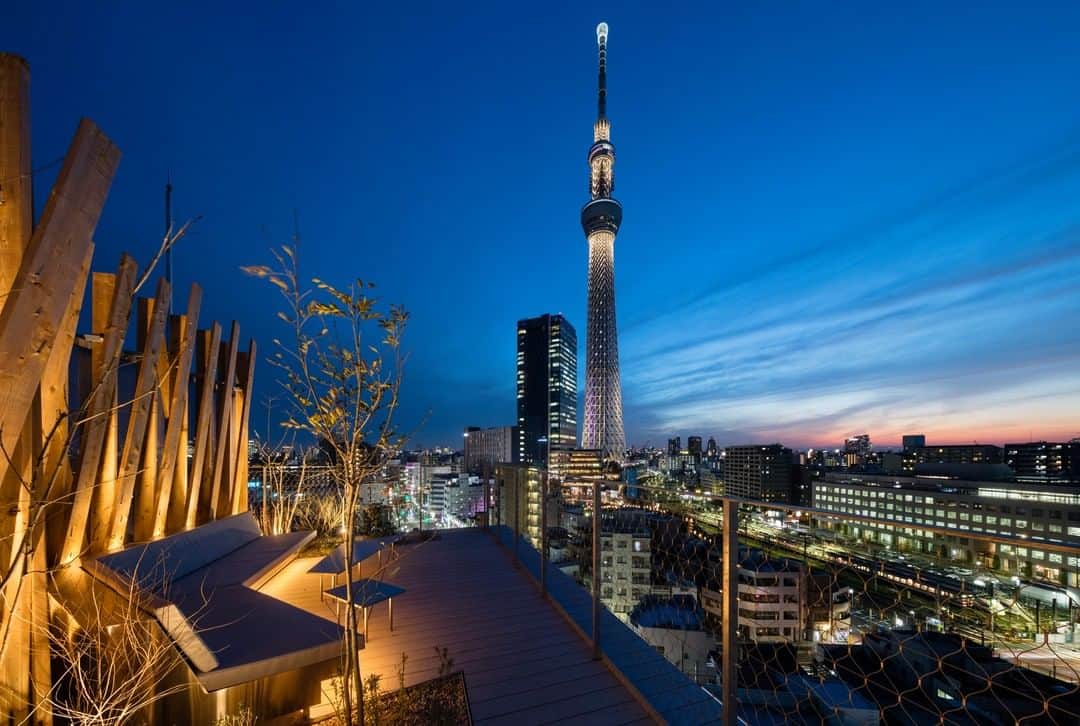 Relux | リラックスさんのインスタグラム写真 - (Relux | リラックスInstagram)「📍ONE@Tokyo . 最先端の斬新さと、古の温もり。 東京の「新しい下町」に佇むこの場所で、 今までにないONE&Onlyな発見と出会いを体験しませんか。 . @one_at_tokyo . #東京都 #onetokyo #東京旅行 #下町観光  #東京観光 #スカイツリー #隈研吾 #デザイナーズホテル  #国内旅行 #週末旅 #週末旅行 #大人の休日 #記念日旅行 #誕生日旅行 #温泉旅行 #旅館 #温泉旅館 #ホテル #ラグジュアリーホテル #リゾート #リゾートホテル #旅スタグラム #旅行好きな人と繋がりたい #unknownjapan #japantravelphoto」3月28日 19時30分 - relux_jp