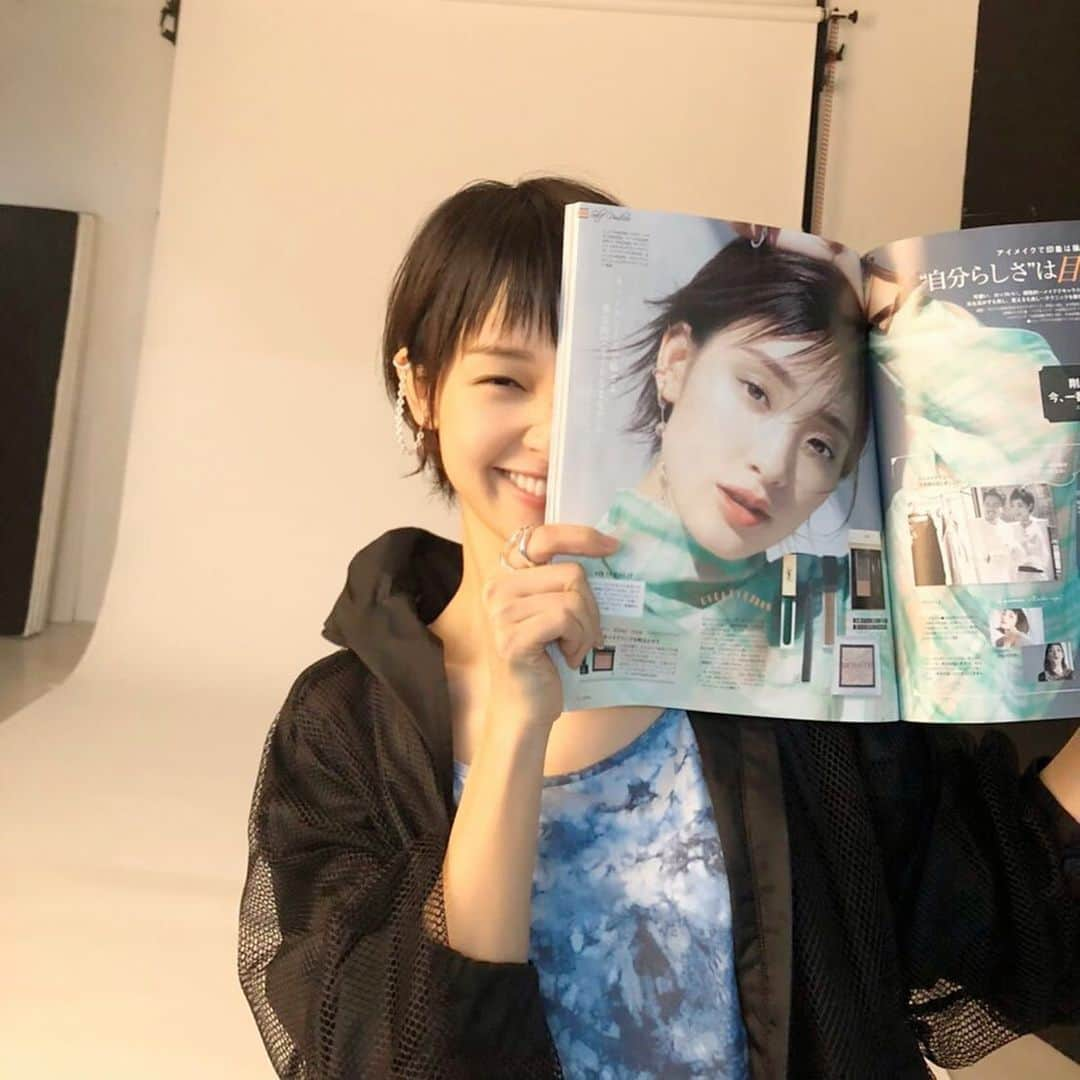 GINGERさんのインスタグラム写真 - (GINGERInstagram)「5月号のメイク企画に登場してくれた剛力彩芽さん🥰剛力さんが着たいファッションに合わせて、人気ヘア&メイクの小田切ヒロさんがトレンドメイクを提案❣️ . この春おすすめのアイメイク、ぜひチェックしてください🌸 #gingermagazine  #剛力彩芽 #小田切ヒロ  #メイク #オフショット #ginger #gingerweb #ジンジャー」3月28日 19時44分 - ginger_magazine