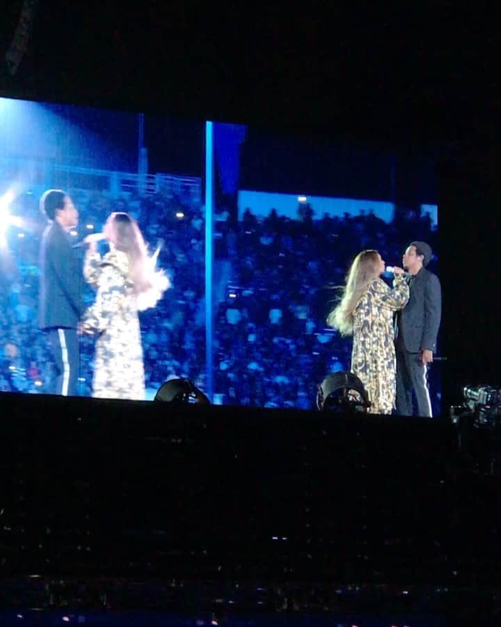 小竹麻美のインスタグラム：「#stayhome  perfect duet💓 思い出にひたる #おうち時間 😌 . #otrll#beyoncé#beyonce#jayz#thecarters#apeshit#rosebowl#everythingislove#ビヨンセ」