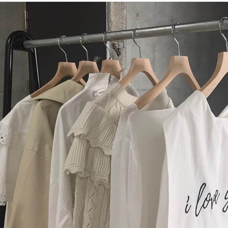 のインスタグラム：「𝗔𝗹𝗹𝗲𝘆 𝗯𝘆 𝘄𝗰𝗹𝗼𝘀𝗲𝘁 shop in pop up shop  3/19〜3/31まで全国のwclosetのshopに𝗔𝗹𝗹𝗲𝘆 𝗯𝘆 𝘄𝗰𝗹𝗼𝘀𝗲𝘁がpop up shopとして登場しています。 . . .  アリーのコンセプトは -charming lady- . . . 2019.11にデビューした-𝗔𝗹𝗹𝗲𝘆 𝗯𝘆 𝘄𝗰𝗹𝗼𝘀𝗲𝘁- とにかくお洒落が好き！洋服が好き！な大人の女性の為のブランド。 枠にはまらず、自然体で自由。遊び心のあるこなれ感。 頑張りすぎないで、でも、テンションの上がるスタイリング提案します。 . . .  3/28.3/29は臨時休業の店舗もございます。 皆様に大変ご不便をおかけいたしますが、ご理解賜りますようお願い申し上げます。  オンラインショップにてAlley by  wclosetの商品をご覧いただけますので宜しければご覧下さい。 . . @alleybywcloset . . . . #alleybywcloset #アリーバイダブルクローゼット #アリー #wcloset #ダブルクローゼット #2020ss #ホワイトコーデ #ワントーン」