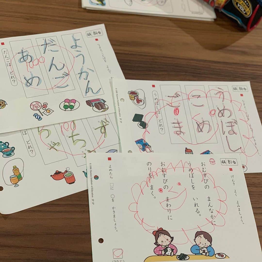 亀恭子のインスタグラム：「外出自粛の週末。 予定していたイベントのお仕事はやはり中止となり、 今日は一日お家で過ごしました。 . . . 息子がおべんきょう中に キッチンで夕食の仕込みをしていた私。 しばし本人に任せていたら、 採点まで自分でやってた… . . 花マルに顔。 100点…ならぬ1000点w . . 成長したなぁw . . #saturday #homeday #familyday」