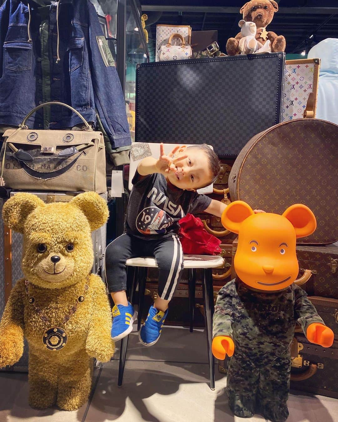 Nazukiのインスタグラム：「🧡𐊰𐊲 𐊖𐊫𐊪🧡  外出自粛になり、お家時間が増えてよかった😊 大掃除ができたり断捨離できたり、自分と向き合う時間、そして何より子供とゆっくり過ごす時間ができて、意味ある時間を過ごそうと思う🤔 今の現状を受け止めて、これからの自分をしっかり考えていきたい✨ ピンチこそ新しい何かが生まれると 思います✌️ みんなが踏ん張り時🥺. 早く平和が訪れますように💛  #myson #mylife #mama #mamalife #family #ママ　#ママライフ　#シンママ　#男の子ママ #自粛 #コロナ」
