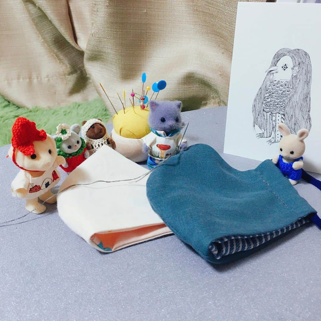 山川あかねのインスタグラム：「布マスクを作るぞ～!! グレージュは旦那用。白マスクは絵を描く予定。 シルバニアの服も少しづつ増やしている…。 #布マスク #シルバニア #アマビエ #タコさんウインナー #キノコ  #dummpuppe」
