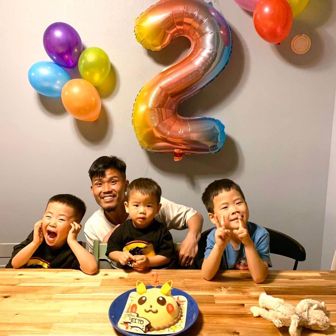のインスタグラム：「3月28日 三男EITOの2歳の誕生日🎂 おめでとう🎉 多分三兄弟で一番負けず嫌い！毎日兄貴たちに鍛えられてます！！ がんばれ三男！負けるな兄貴たちに！！」