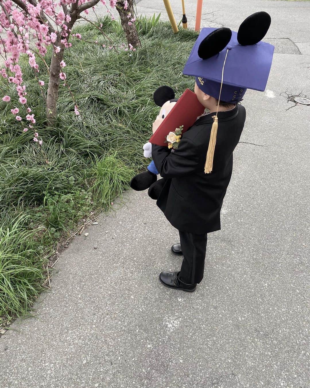 tiahy__のインスタグラム：「Congratulations on your graduation. What a proud day. . . You finally did it! Congrats!. I couldn’t be happier and prouder. Good luck in your next adventures. Your graduation is a new and open door. .  May your graduation be the beginning of a bright future for you. .  泰杏、卒園おめでとう  大粒の涙を流しながら、大きなお口をあけて大きな声でお歌を歌ったね  肩を震わせながらも、しっかりとお辞儀をして、卒園証書を受け取ったね  涙を拭き、まっすぐ前を向いて、先生にありがとうの気持ちを伝えて、大きな大きなお花を渡したね  今日ほどあなたの姿をかっこいいと思った日はありません  いつの間にか、こんなにかっこよく、たくましく、優しく、大きく育ったんだね  まだまだ子離れできていないのは私の方かもしれません  つい最近まで、おしりを拭いてあげて、ずっと抱っこをして、何でもママがやってあげなくちゃいけないと思っていたのに、  それはもう遠い昔のことなんですね. . . 「泰杏」という名前は 温厚で誰にでも優しく、 正しい事は正しいと、貫き通せる実りある子に育ってほしいという意味を込めて 名付けました  元気がない子に、お手紙をかくために、一生懸命ひらがなを覚えて 毎日勝手にお友達のおカバンに突っ込んでいたね  泣いている子がいたらすぐに駆け寄って 頭をなでなでして、ティッシュを箱ごと持ってきてあげていたね  けんかをしても、すぐにまっすぐごめんねが言えるようになったね  名前の通り、あなたは真っ直ぐに育ってくれています あなたのママでいられて こんなに幸せな事はありません  あなたは私たちの誇りです  卒園は新しい扉 新しい冒険に突き進んでね  あなたの卒業が、輝かしい未来の始まりでありますように…  March 28, 2020 . #卒園式#卒園」