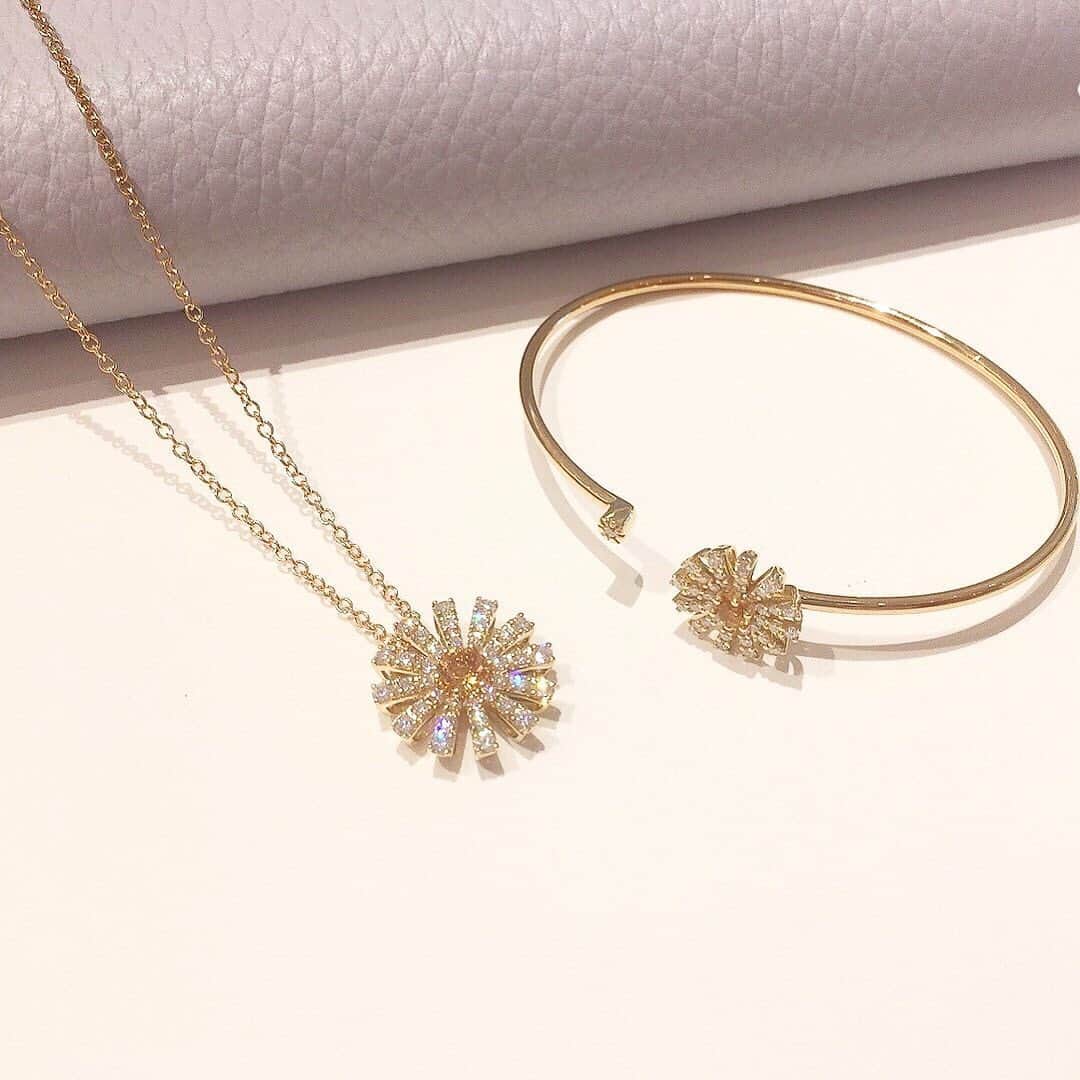 のインスタグラム：「《DAMIANI》 創立者であるエンリコ・グラッシ・ダミアーニが1900年代初頭、イタリアのマルゲリータ王妃に捧げたリングを元にデザインしたマルゲリータコレクション。 美人の花言葉もあるデイジーのお花がモチーフ！🌼 美意識upしそうですね☺️✨ #ダミアーニ #damiani #マルゲリータ #マルゲリータコレクション #ベルエポック #bijouxthreec #ビジュースリーク #スリーク」
