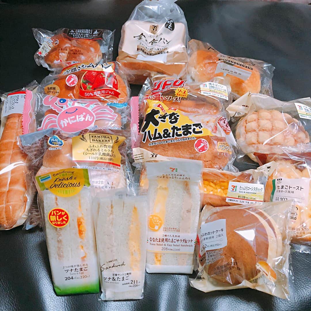平井俊輔のインスタグラム：「備蓄パン🍞 とにかく好きな種類のパンを買っちゃいました🥐🥖🥯 パンうーまい。 皆さんのおすすめのパンは？🌭 結果明日には食べきっちゃうだろな💦」