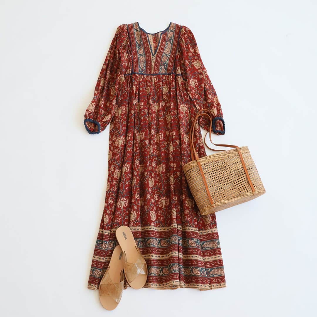 のインスタグラム：「﻿ ﻿ \ Recommended dress!! / ﻿ ﻿ 1枚で旬なスタイルが決まる、バティックフラワー柄が可愛いワンピース。﻿ ﻿ 袖口やネックの配色パイピングがさり気ないアクセントになっています。﻿ ﻿ 今からアウターの下に着ても春コーデが楽しめます◎﻿ 雑材やPVC素材のサンダルを合わせれば一気にリゾートムードに！﻿ ﻿ ﻿ ✔BATIK-FLOWERパイピングOP﻿ ¥10,000+tax﻿ No.20040462104020﻿ ﻿ ﻿ ﻿ #relume #dress #onepiece﻿ #spring #relumewomen #2020ss ﻿ #journalstandardrelume #baycrews﻿ #レリューム #ジャーナルスタンダードレリューム﻿ #ベイクルーズ」