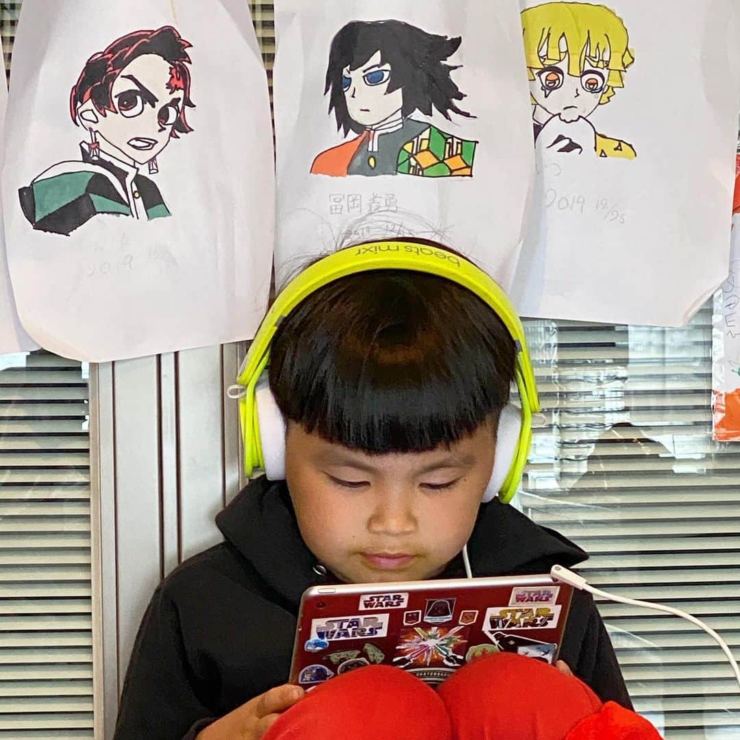 DJ DARUMAのインスタグラム：「画面が近い！と何度も注意される坊 #STAYHOME」