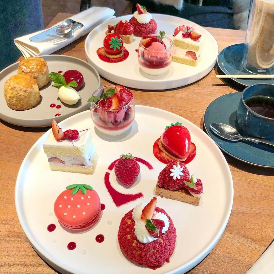 MIKIRUNさんのインスタグラム写真 - (MIKIRUNInstagram)「♡﻿ ﻿ 苺の季節終わっちゃう🥺🍓﻿ ﻿ ちょっと前に銀座で食べた美味しかったやつ🍰﻿ ﻿」3月28日 20時21分 - mk6v6s2