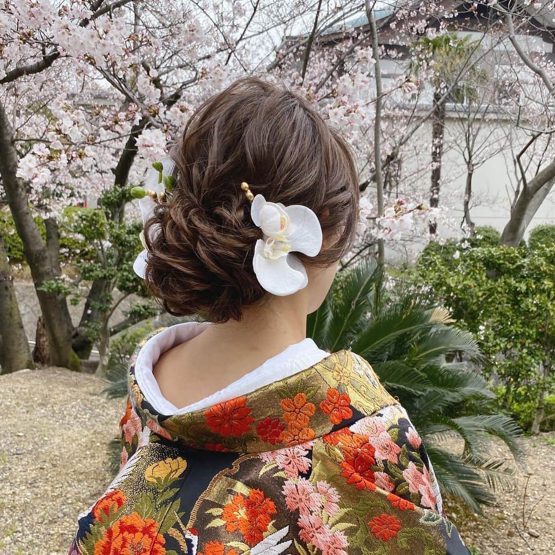 R.Y.K Vanilla Emuさんのインスタグラム写真 - (R.Y.K Vanilla EmuInstagram)「結婚式の前撮り 和装hair✨ 胡蝶蘭をたくさん付けました  #ヘアメイク#ヘアアレンジ#結婚式#セットサロン #ヘアセット #アップスタイル  #プレ花嫁 #フォトウェディング #前撮り #結婚式ヘア #ロケーション撮影#結婚式準備 #ヘアアクセサリー #お呼ばれヘア#髪型#着物ヘア#花嫁ヘアメイク#2020秋婚  #成人式ヘア#花嫁ヘア#成人式#振袖ヘア #花嫁ヘアスタイル #振袖#ブーケ#生花#ドライフラワー#髪飾り」3月28日 20時23分 - ryky0101