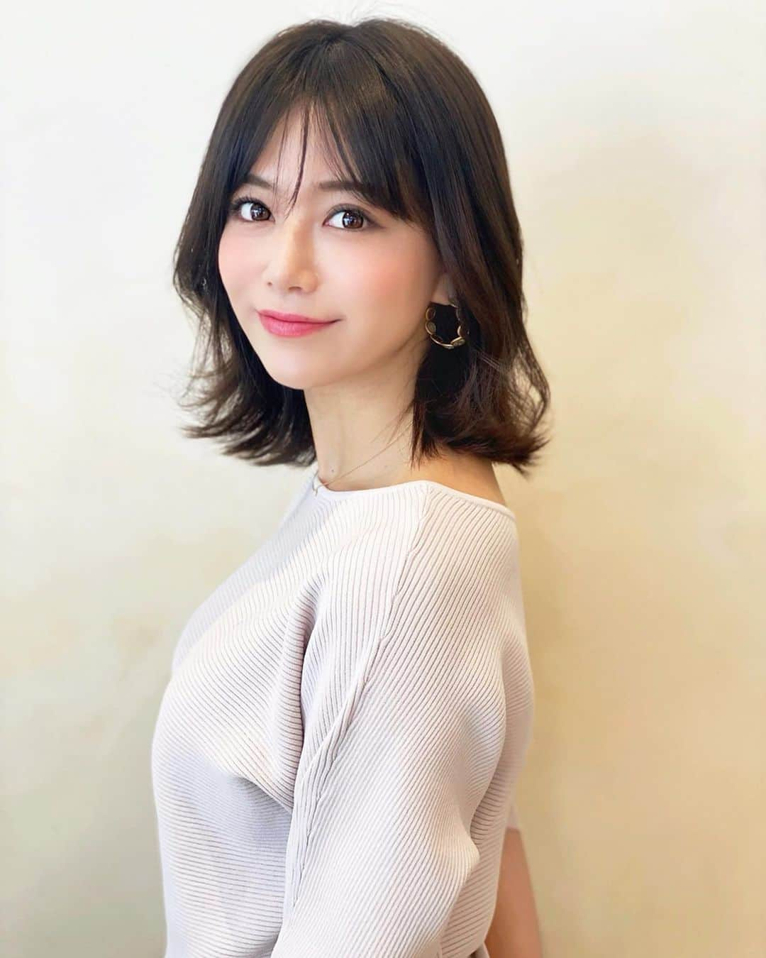 石井里奈さんのインスタグラム写真 - (石井里奈Instagram)「こんばんは😊 . 毎回好評で嬉しいヘアアレンジ投稿💇‍♀️🌸 . 実は前髪切ってからまだダウンスタイルの投稿はしてなくて、初のダウンスタイル✨💓 @zacc_miyagawa に可愛く髪の毛を巻く方法を教えてもらったよ💕 . ①全体を外ハネで巻く ②両サイドの表面をランダム巻き ③ @forganics_jp のスムースミストをつける ④両手で髪をくしゃっとして馴染ませる . 本当簡単にこなれ巻き髪ヘアに💇‍♀️💕 私が大体髪の毛巻いてる時はこの方法で巻いてます✨ . tops... @feerichelu  earrings... @stellarhollywood . 今日もお疲れ様でした🌸✨ . #ヘアアレンジ #hairarrange #ハーフアップ #女子アナ #モテヘア #ヘアスタイル #ミディアム #hairstyle #田中みな実 #hair #hairarrange #春ヘア #就活ヘア #就活メイク #新社会人 #オフィスコーデ  #ol #会社員 #簡単ヘアアレンジ #ナチュラル #ナチュラルメイク #natural #naturalbeauty #naturalmakeup #簡単　#簡単アレンジ #春ヘア #春メイク #beauty #ビューティー #里奈ちゃんヘア #巻き髪」3月28日 20時35分 - ri7tin1025